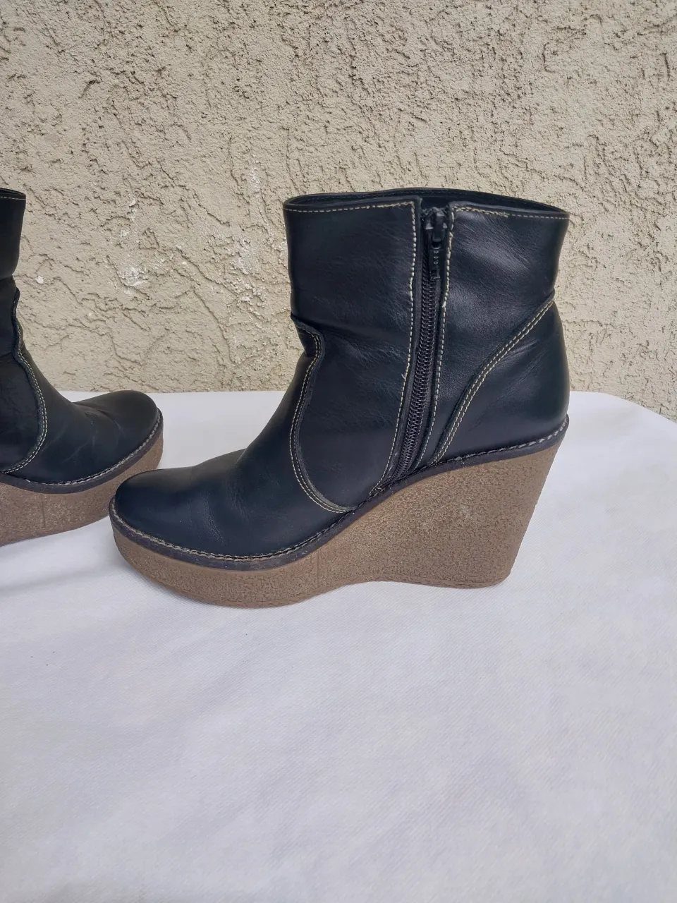 Botas nedia caña de cuero vacuno,  con plataforma. Diseño moderno con cierre lateral y costuras en contraste. Ideales para un look casual y cómodo. usadas en impecable estado, tal cual las fotos ,