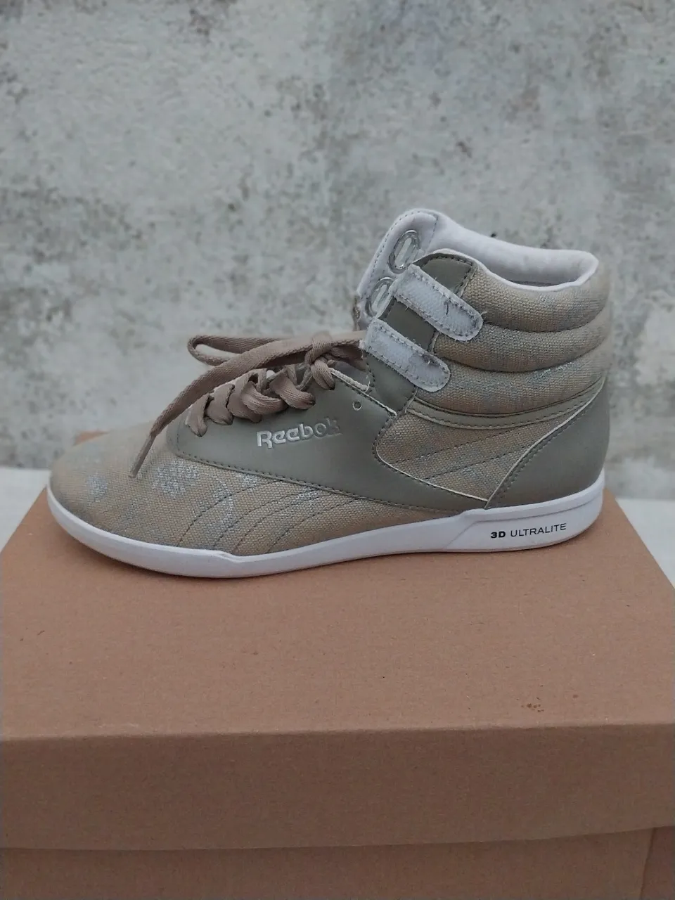 Zapatillas Reebok de mujer, modelo botita con detalles en plateado y suela blanca. Diseño urbano y cómodo, il nuevas sin uso a estrenar talle 38 tienen un detalle fueron cortados el velcro, no afecta para nada su uso ya que el empeine queda perfecto modelo First Style suela Ultra light llévalas a un precio totalmente irrisorio súper súper livianas