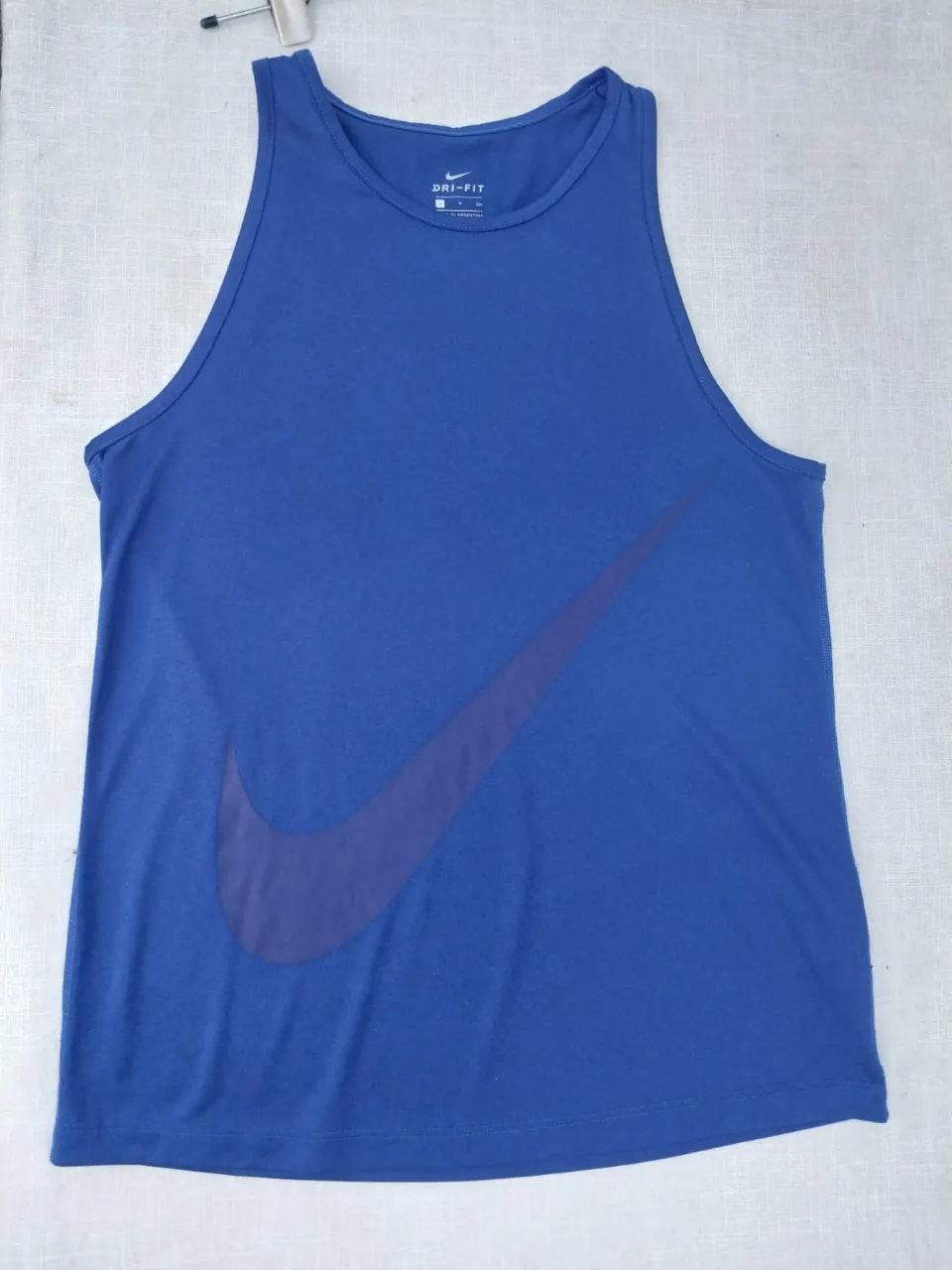 Musculosa deportiva azul con logo de Nike grande en el frente original, tela de acetato deportivo, perfecta, diria que nueva sin uso, unisex, medidas en  fotos, talle S para caballero y un M para dama aprox