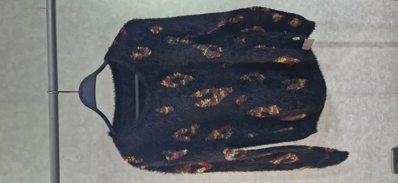 Sweater largo de mujer con estampado de leopardo en tonos amarillos, rojos y negros. Ideal para un look casual y abrigado.