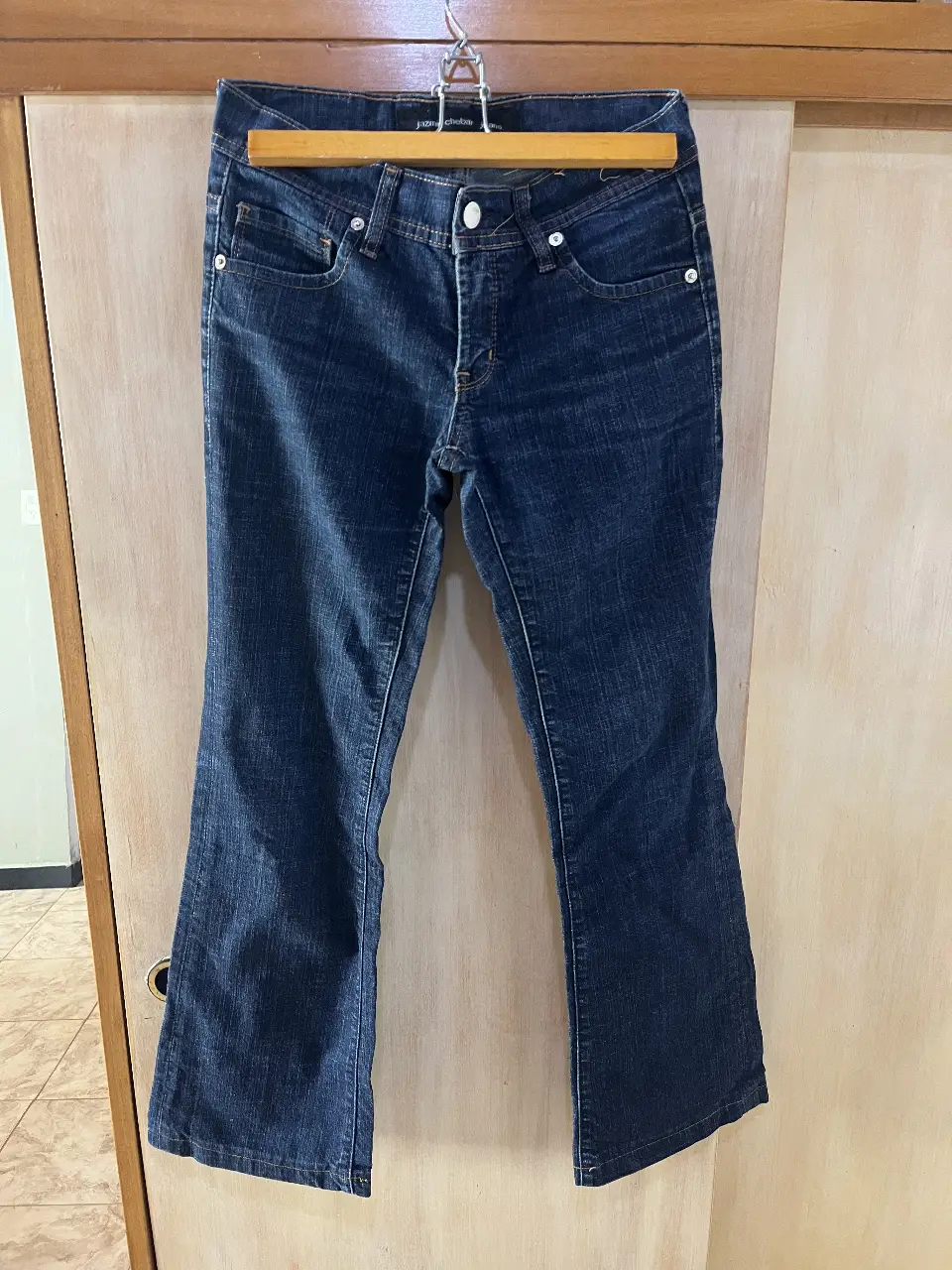 Jeans de mujer Jazmin Chebar, modelo campana, talle 26/32. Tiro bajo, ideal para un look casual y moderno. Perfecto para combinar con tus tops y blusas favoritas.