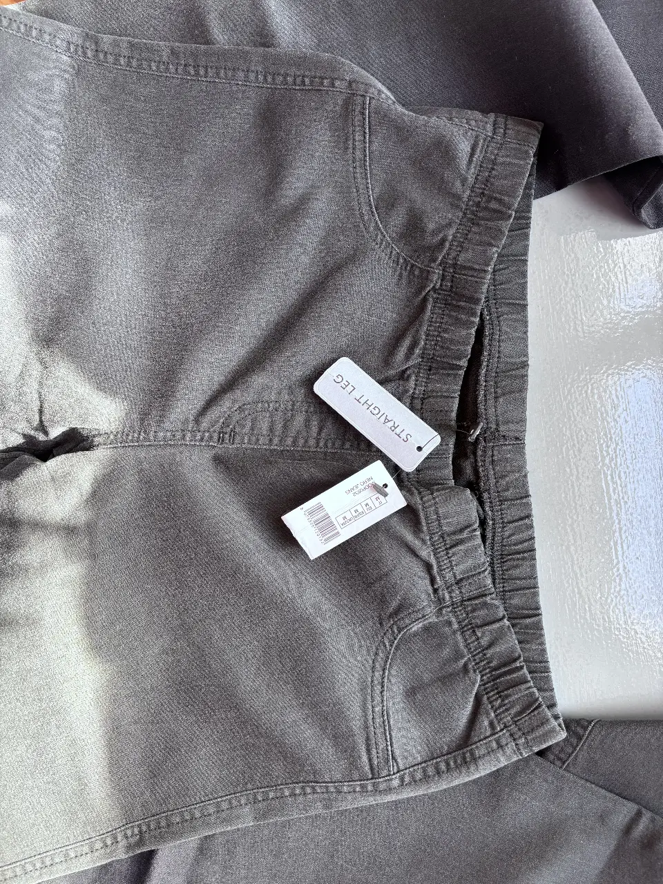 Pantalón tipo calza, mujer, color gris. Ideal para un look casual y cómodo.