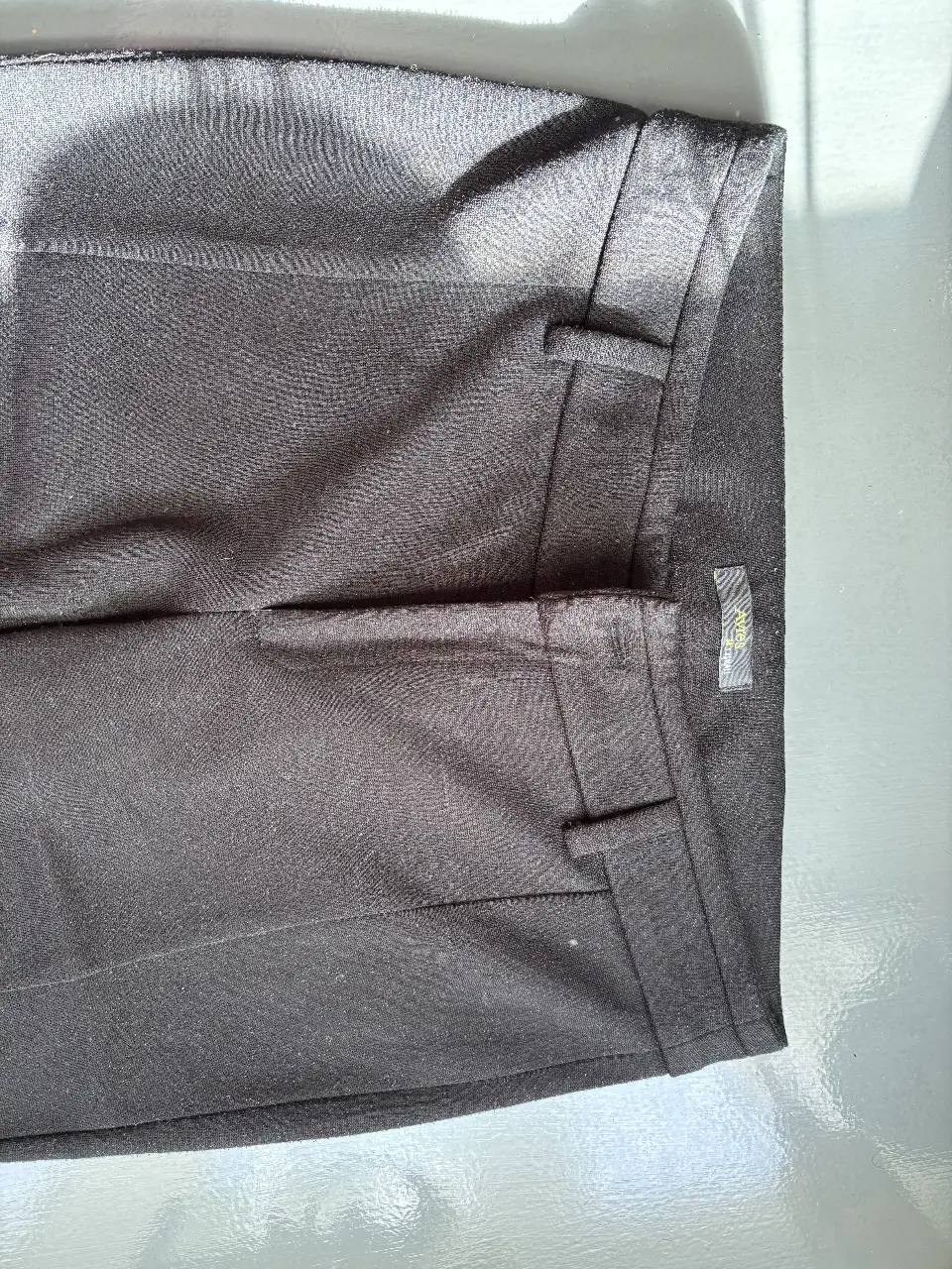 Pantalón sastrero negro, ideal para un look formal o de trabajo. Confeccionado en un tejido de alta calidad, este pantalón ofrece un ajuste perfecto y un estilo elegante. Perfecto para combinar con camisas o blusas.