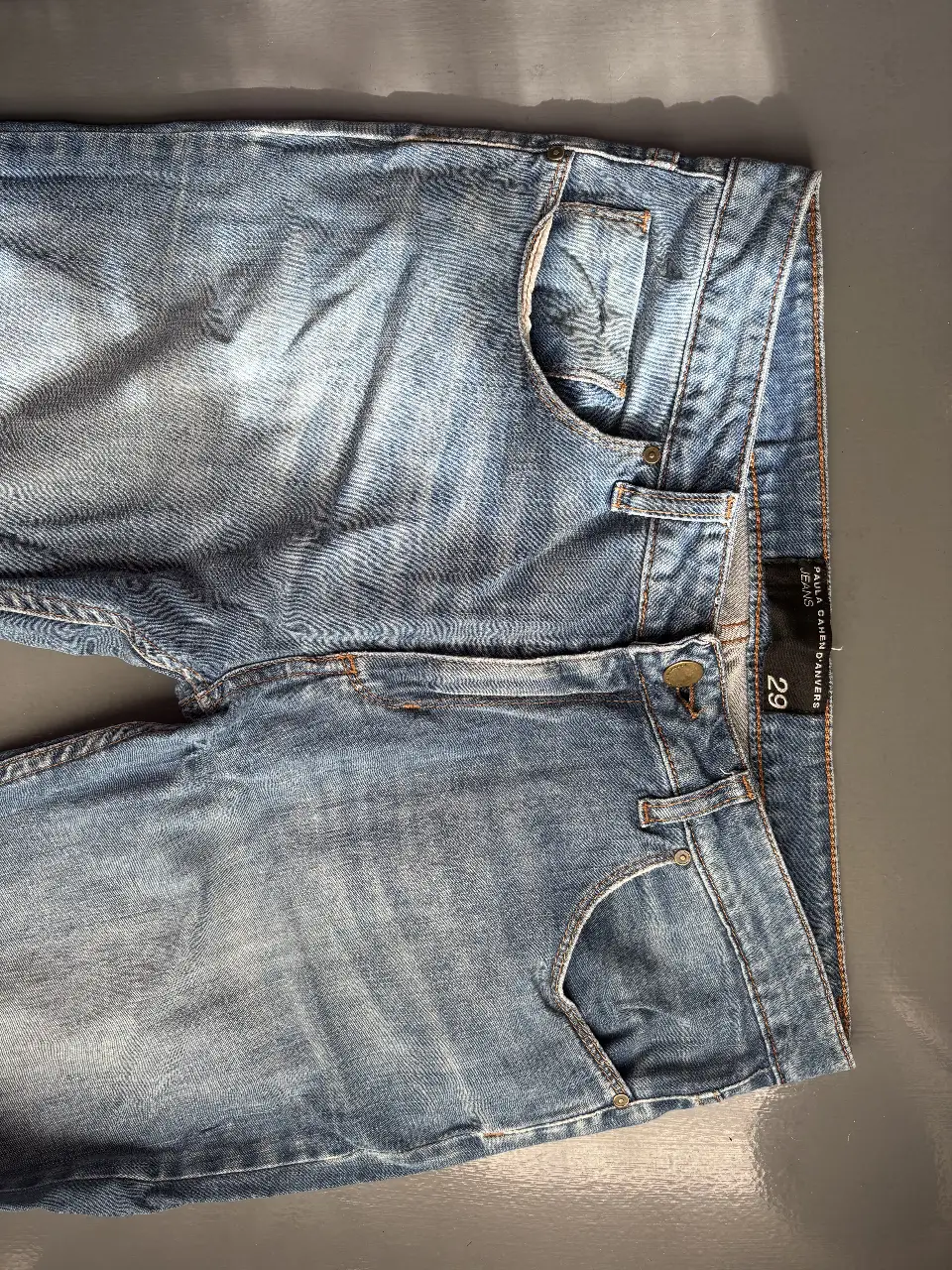 Jeans rectos de mujer, color azul gastado, con detalles de desgaste. Talle 29.