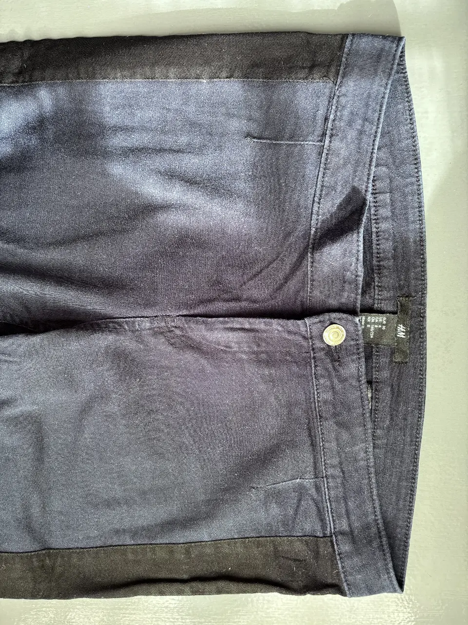 Pantalón de jean azul con detalles en negro en los laterales. Corte recto, ideal para un look casual y moderno.
