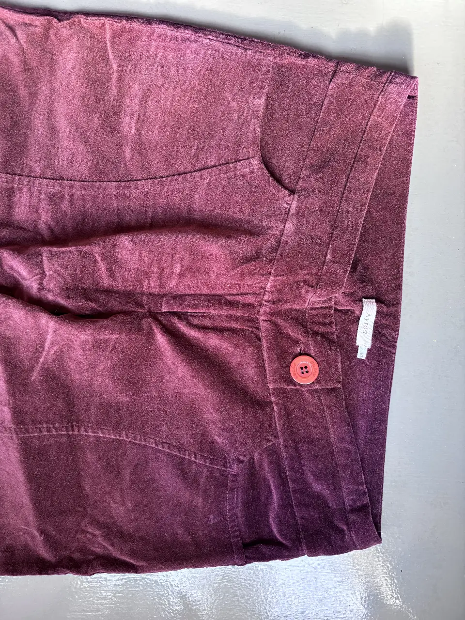 Pantalón de vestir de mujer, color borravino, con un botón y bolsillos delanteros. Ideal para un look elegante y sofisticado o relajado.