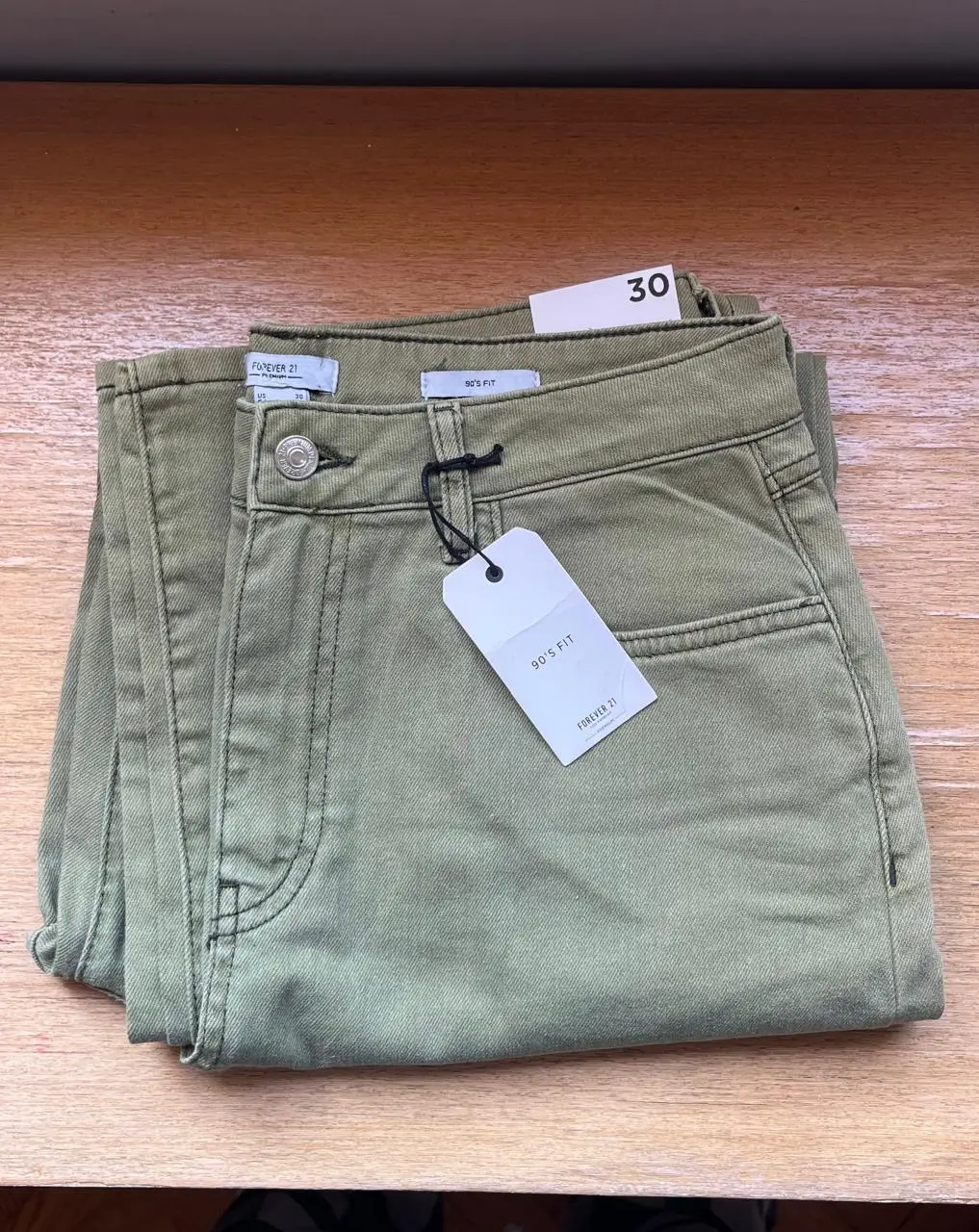 Jeans rectos de tiro alto, corte 90's fit, color verde militar. Marca Forever 21, talle 30.