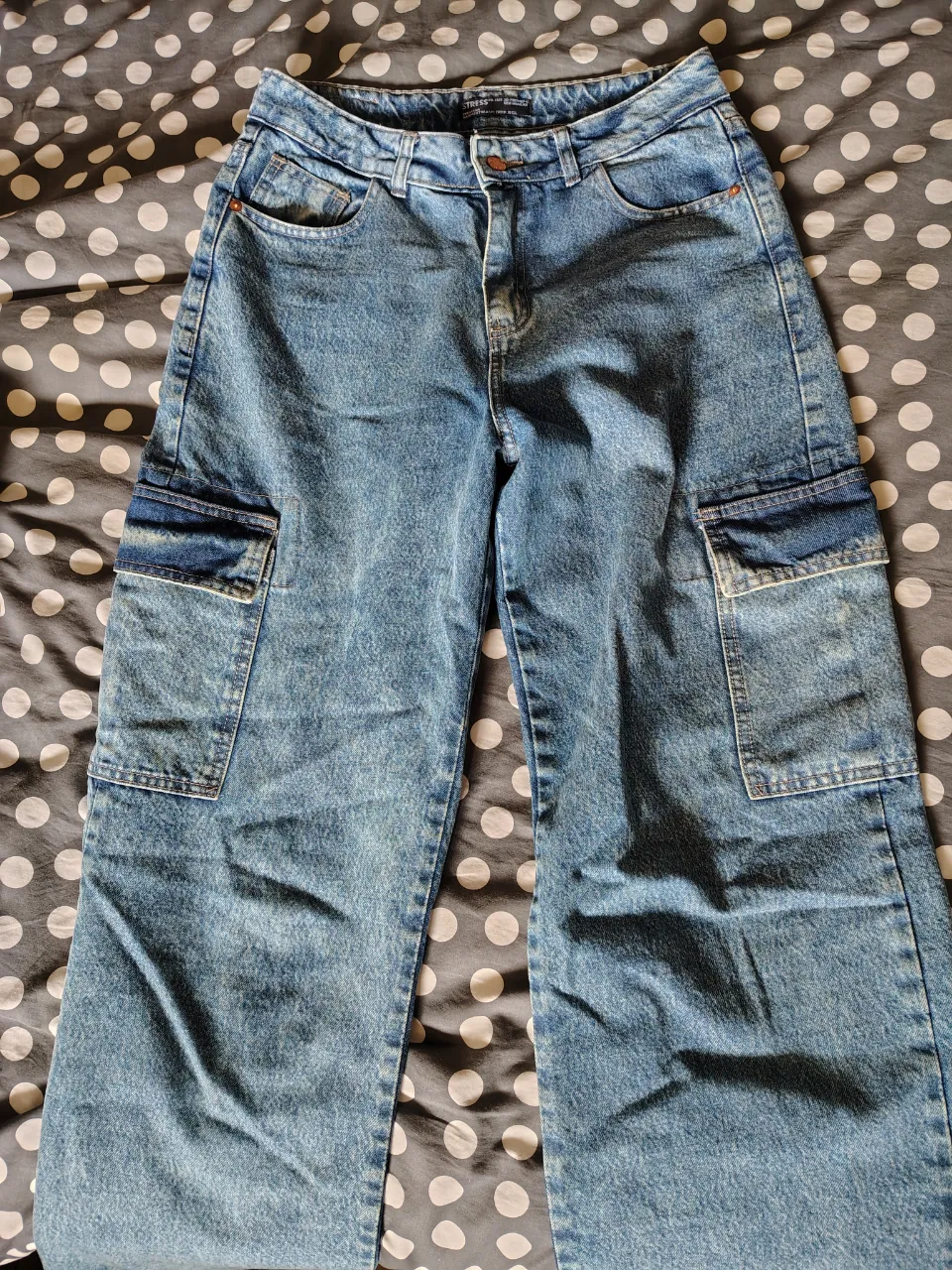 Jeans de corte ancho con bolsillos cargo en los laterales. Lavado celeste.