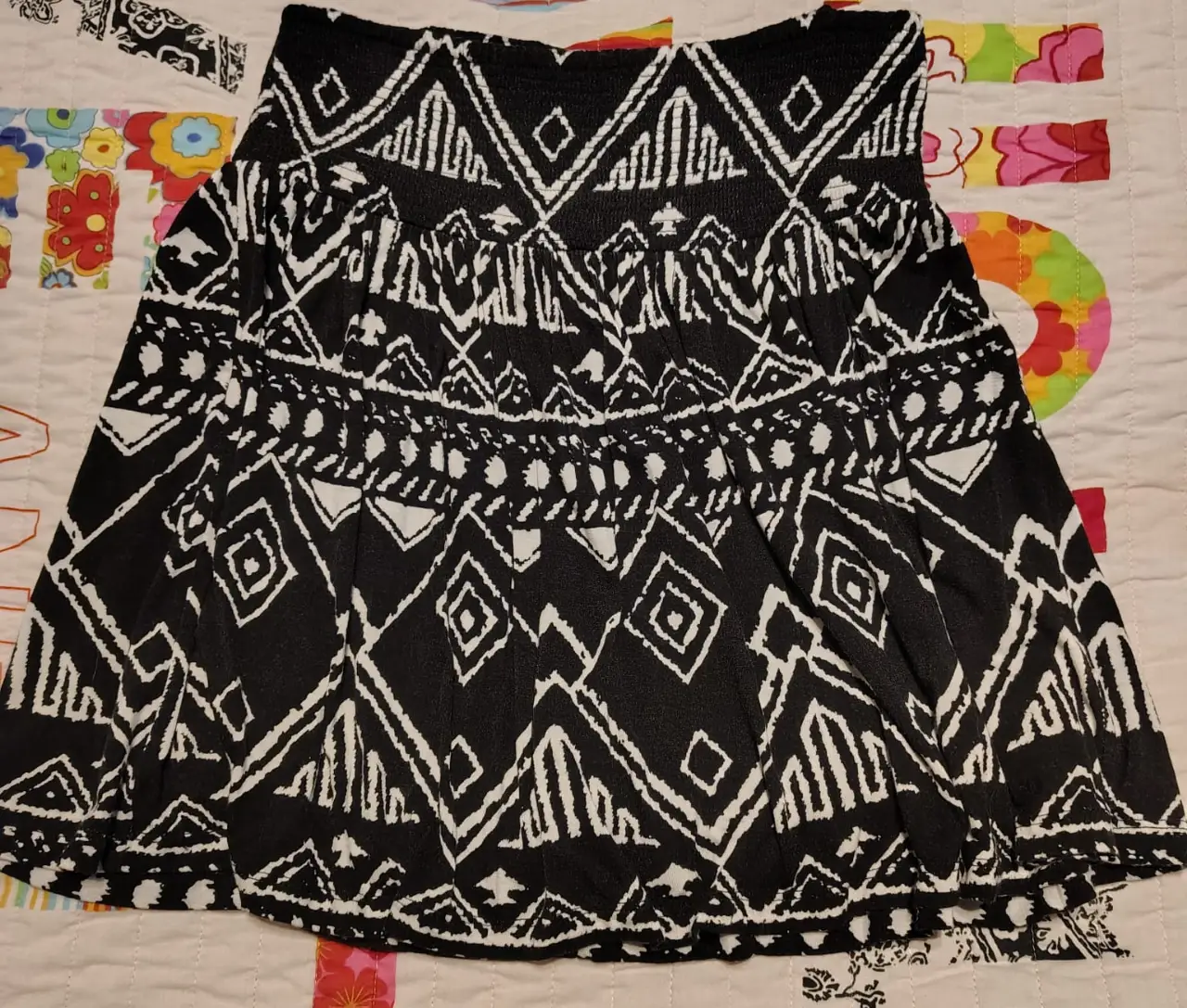 Pollera larga con estampado geométrico en blanco y negro, ideal para un look casual y moderno. De la marca Forever 21, talle XS.