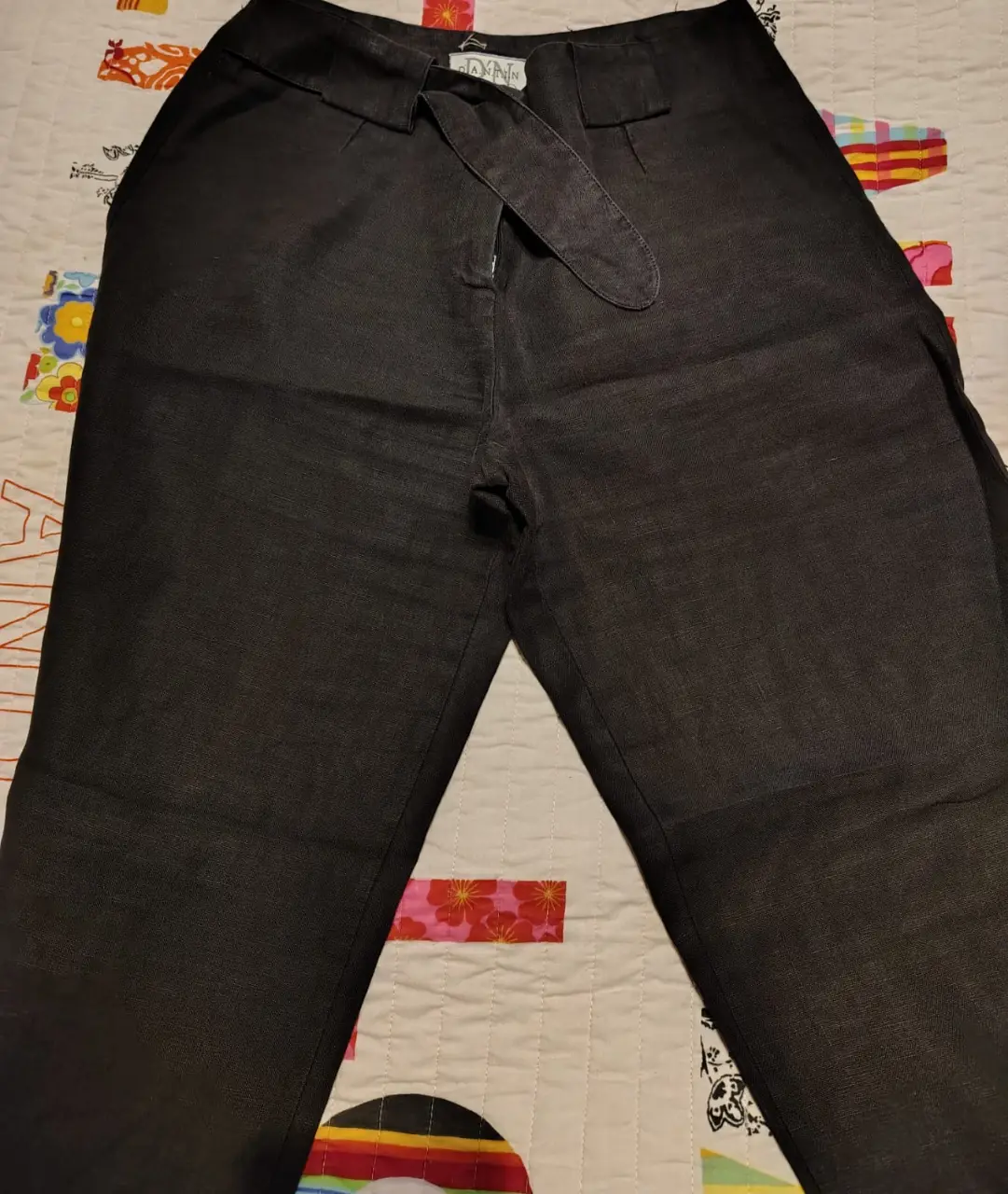 Pantalón sastrero negro de la marca D.A.N.T.I.N, talle M. Confeccionado en un tejido que parece lino, con un diseño elegante y atemporal. Ideal para un look sofisticado y versátil.