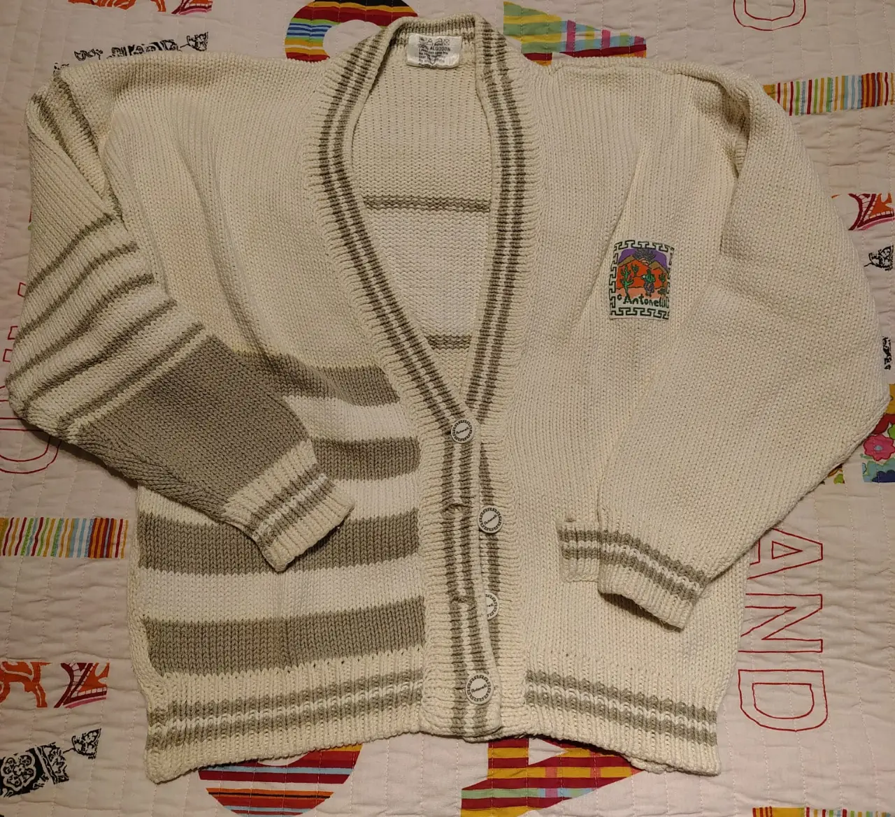 Cardigan de lana vintage con diseño a rayas y detalles bordados. Ideal para un look retro y abrigado.
