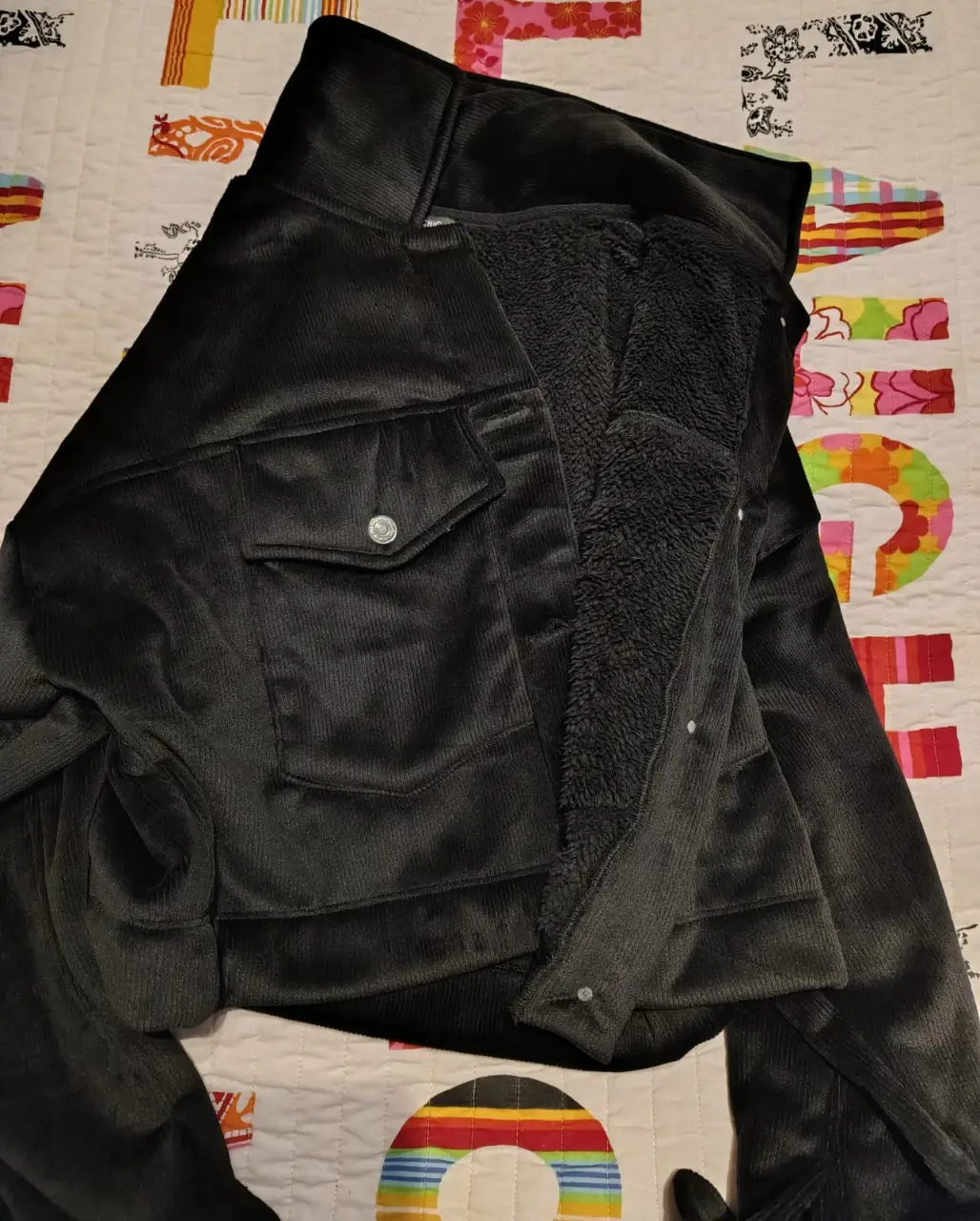 Campera de corderoy negra con forro de piel sintética. Talle S. Ideal para un look casual y abrigado en invierno.