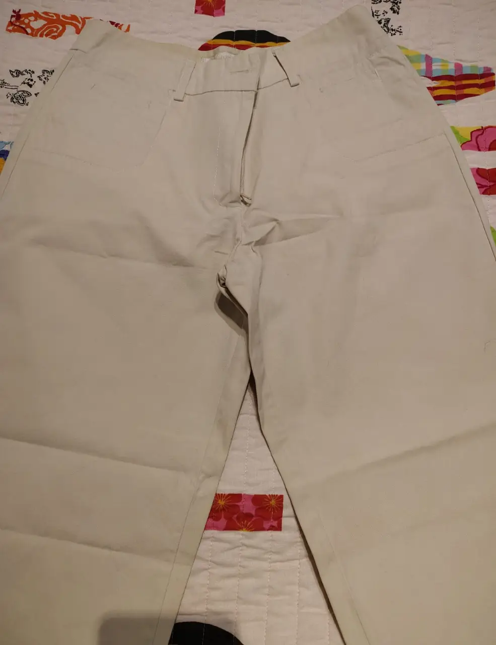 Pantalón chino color crudo, talle 42. Ideal para un look casual y versátil.