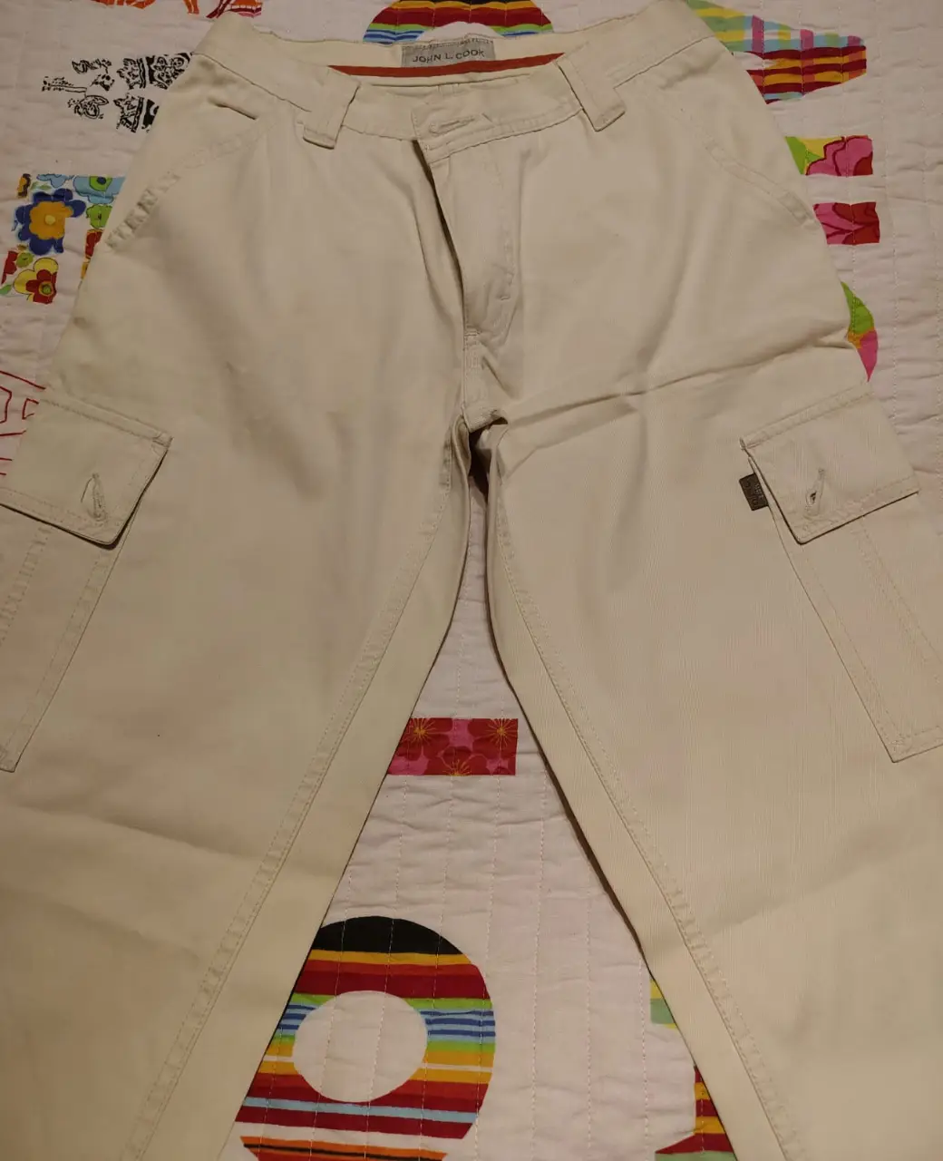 Pantalón cargo color crudo, de la marca John L. Cook. Talle S. Con bolsillos laterales y traseros. Ideal para un look casual y utilitario.