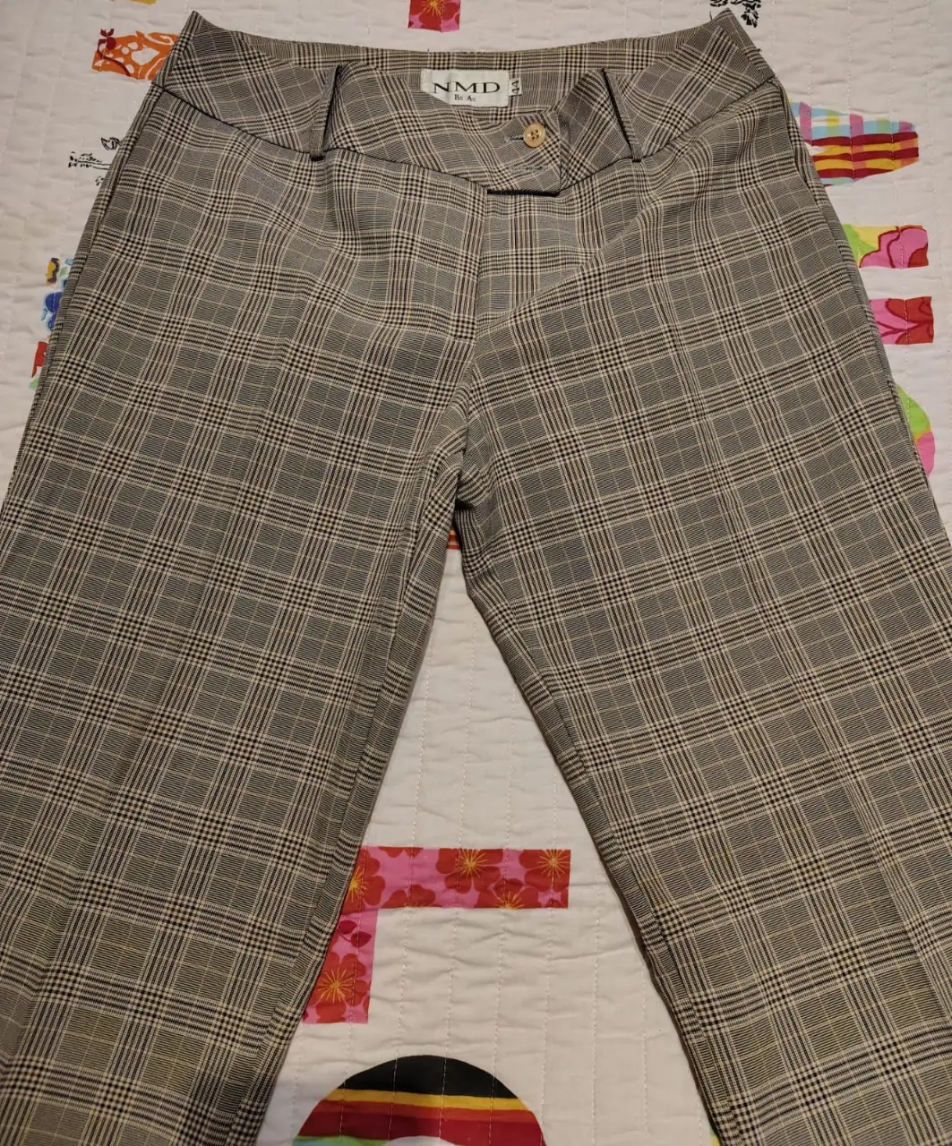 Pantalón sastrero de mujer, con estampado a cuadros en tonos grises y marrones. Talle 44, ideal para un look formal o de oficina.