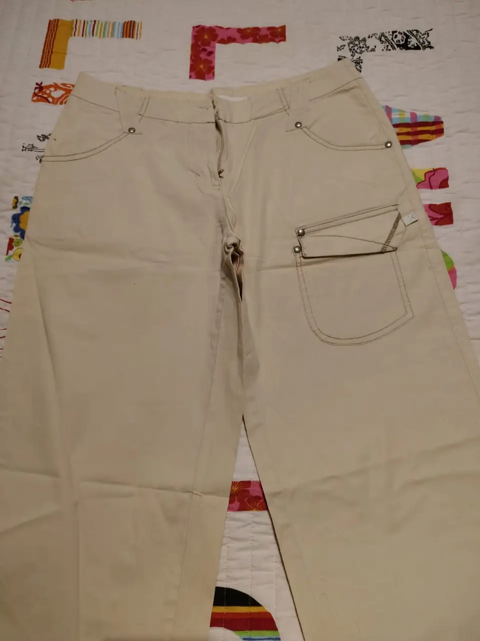 Pantalón cargo color crudo, con bolsillos delanteros y traseros. Talle 1. Ideal para un look casual y utilitario.