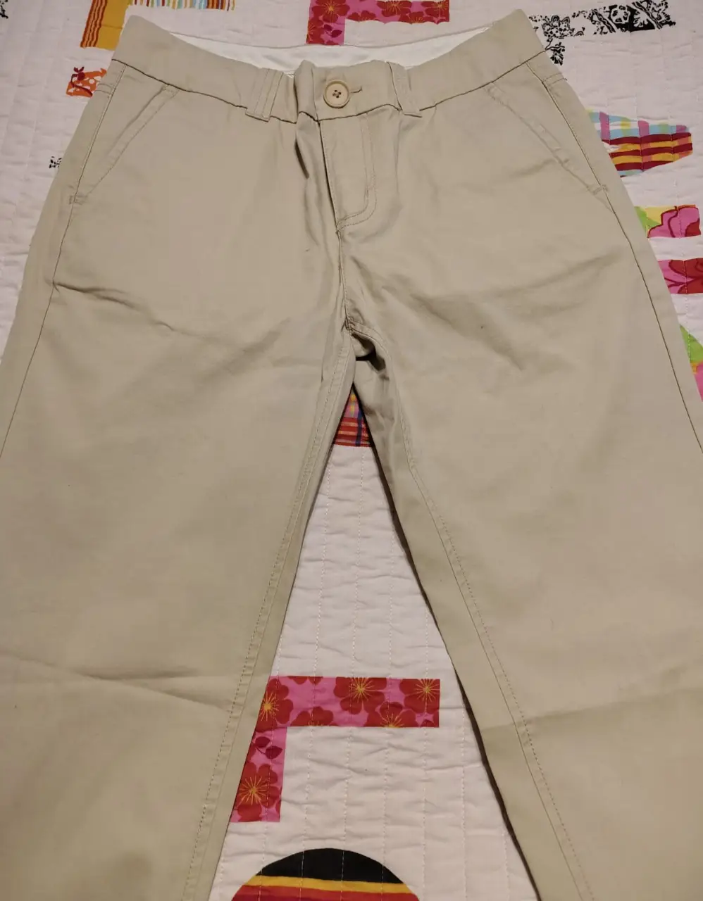 Pantalón color khaki, de la marca Calvin Klein, talle 4x31 (38) confeccionado en 100% algodón. Ideal para un look casual y versátil.