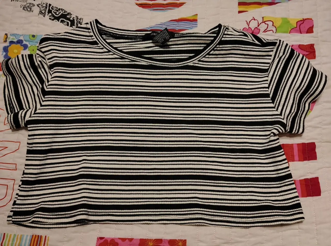 Remera crop de mujer a rayas horizontales en blanco y negro, cortita. De la marca Forever 21, talle S. Ideal para un look casual y moderno.