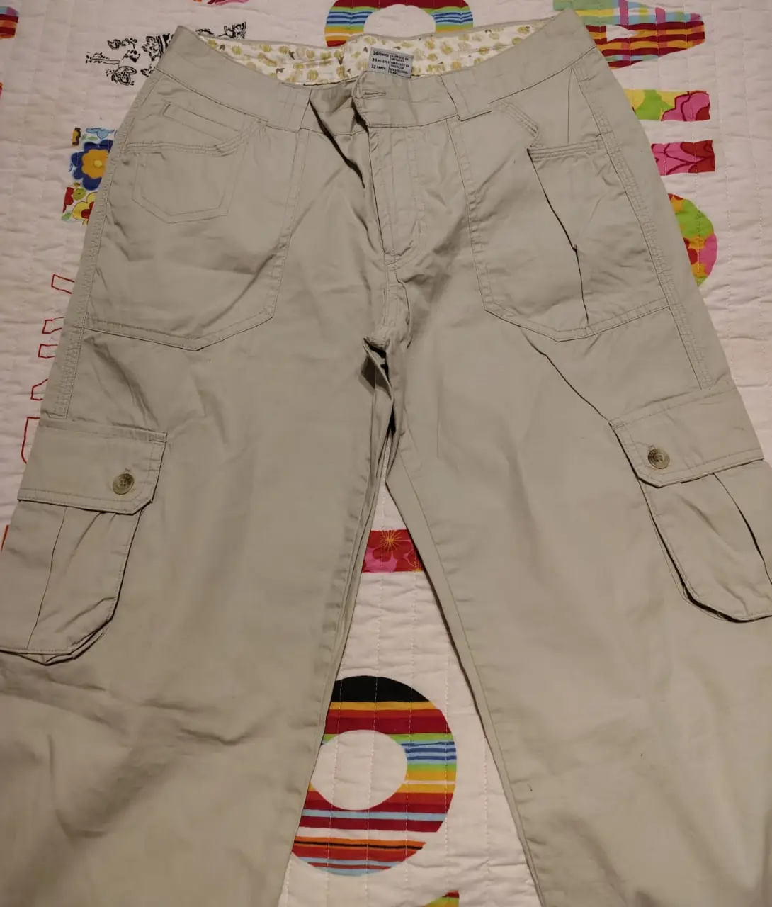 Pantalón cargo de mujer Columbia, talle 2. Color crudo, con múltiples bolsillos y botones. Ideal para un look casual y funcional.