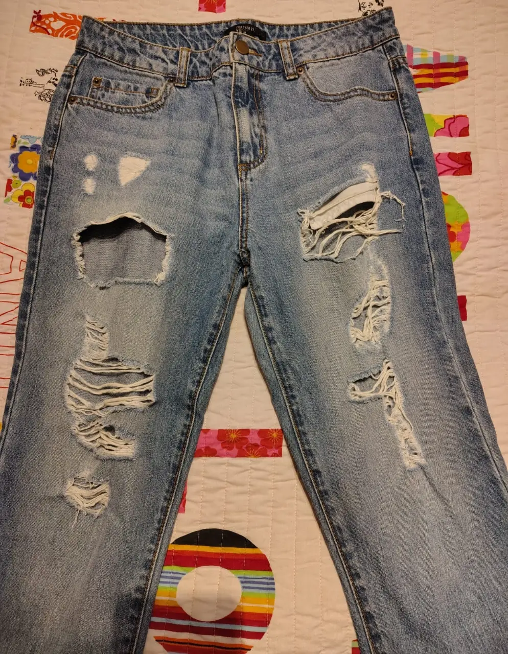Jeans de mujer Forever 21, tiro medio, con roturas y detalles desgastados. Talle 26 US.