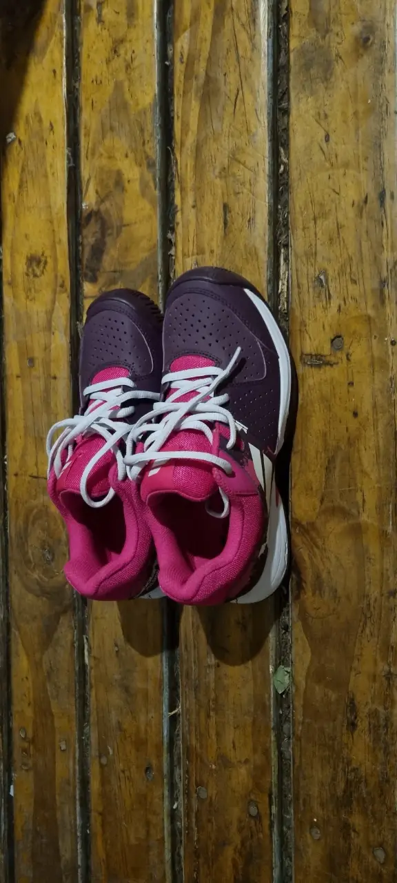 Zapatillas de tenis Babolat para mujer, color rosa y blanco, ideales para la práctica deportiva.