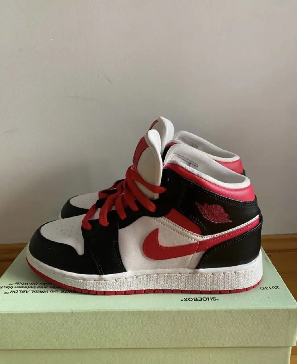 Zapatillas Originales Nike 38.5 Air Jordan 1 Mid, diseño icónico en blanco, negro y rojo. 