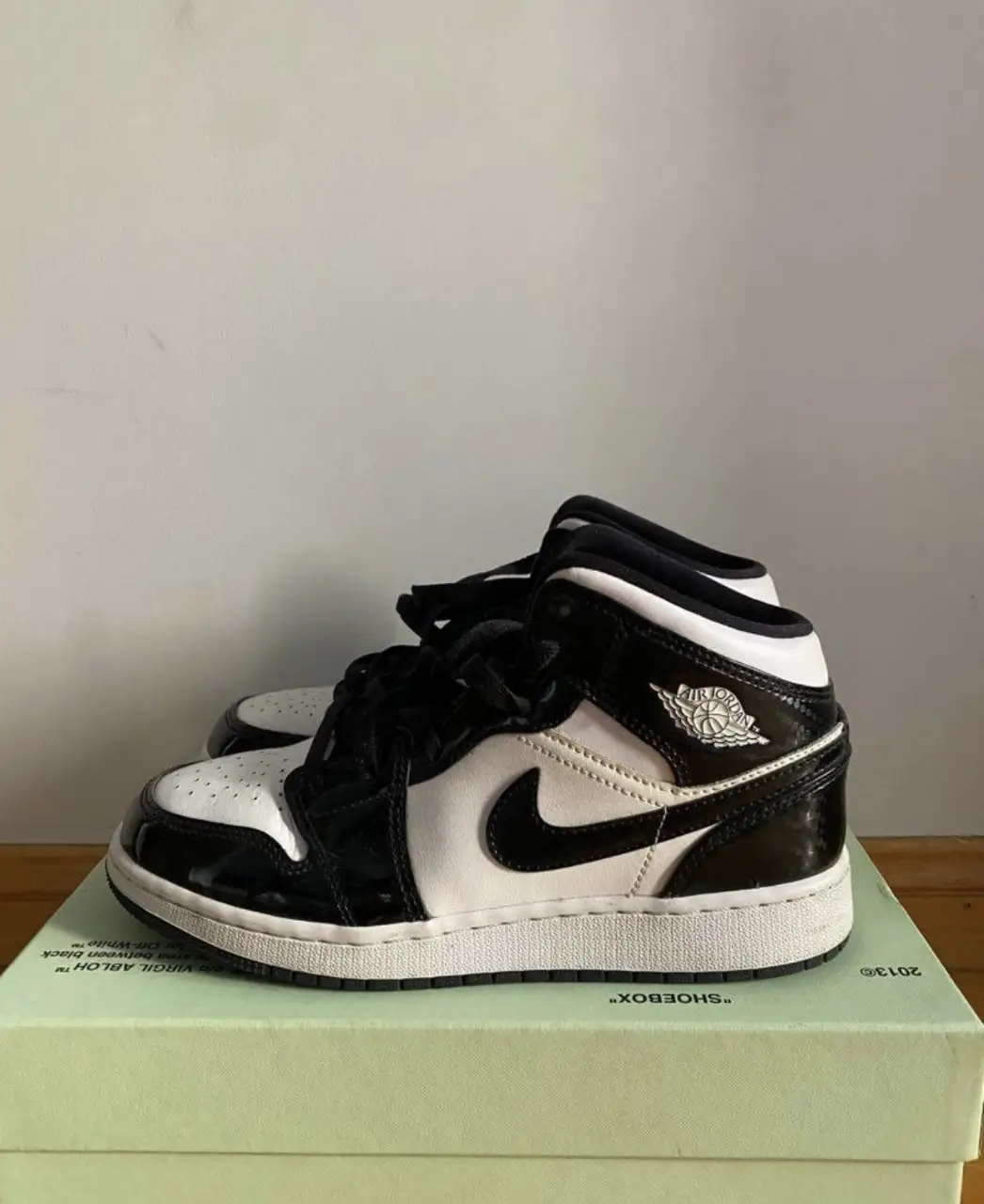 Zapatillas Originales Air Jordan 1 Mid, en cuero charol blanco y negro. Talle 5.5Y (US). 