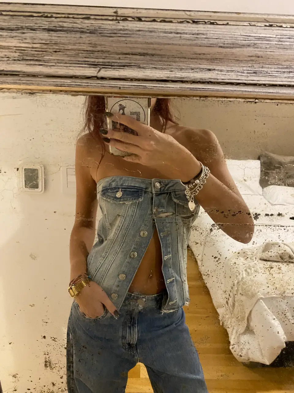 Top de jean Zara tipo corset. Corte strapless con botones frontales y detalles deshilachados. 