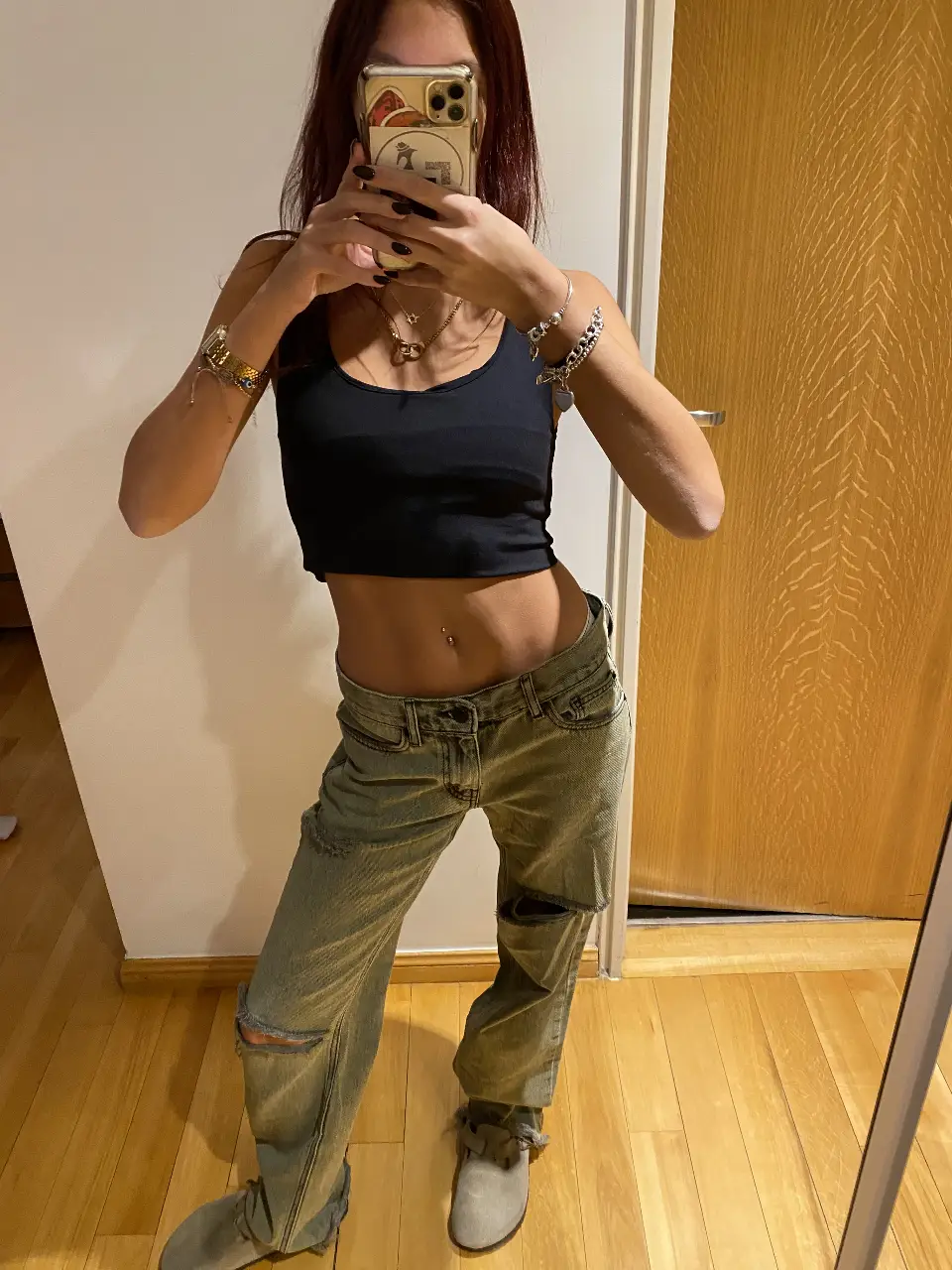 Jeans de mujer verde oxido Urban Outfitters con roturas en las rodillas, tiro bajo y corte recto. Un clásico del estilo Y2K, ideal para un look casual y moderno.