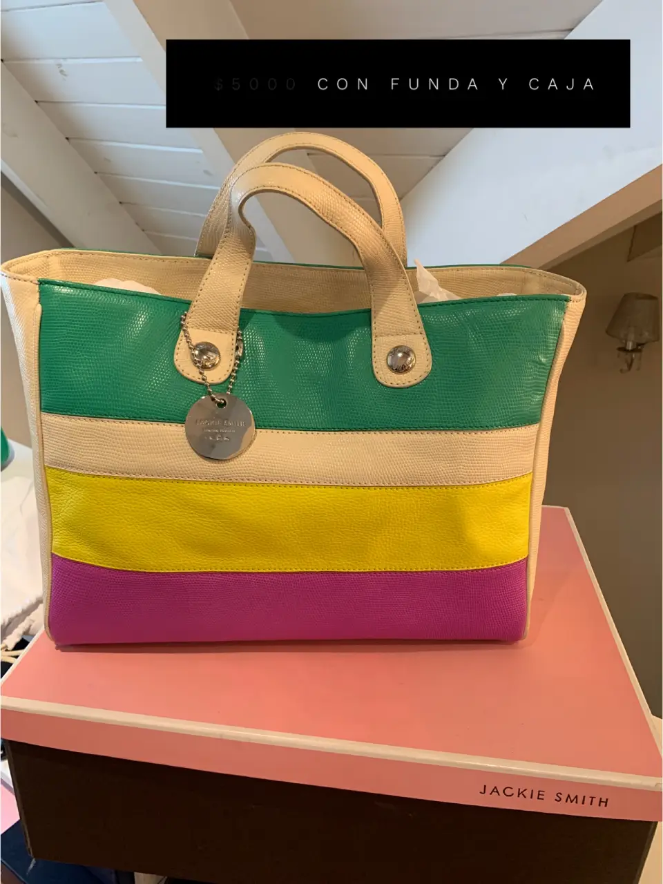 Cartera Jackie Smith multicolor con manijas y detalles en cuero. Incluye funda y caja.