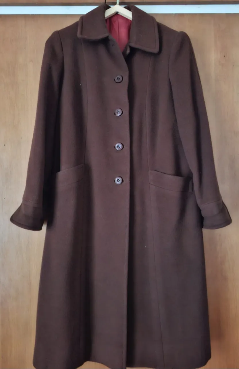 tapado  largo de paño marrón, con cuello solapa y botones (disponibles en gris/marrón y rojo)