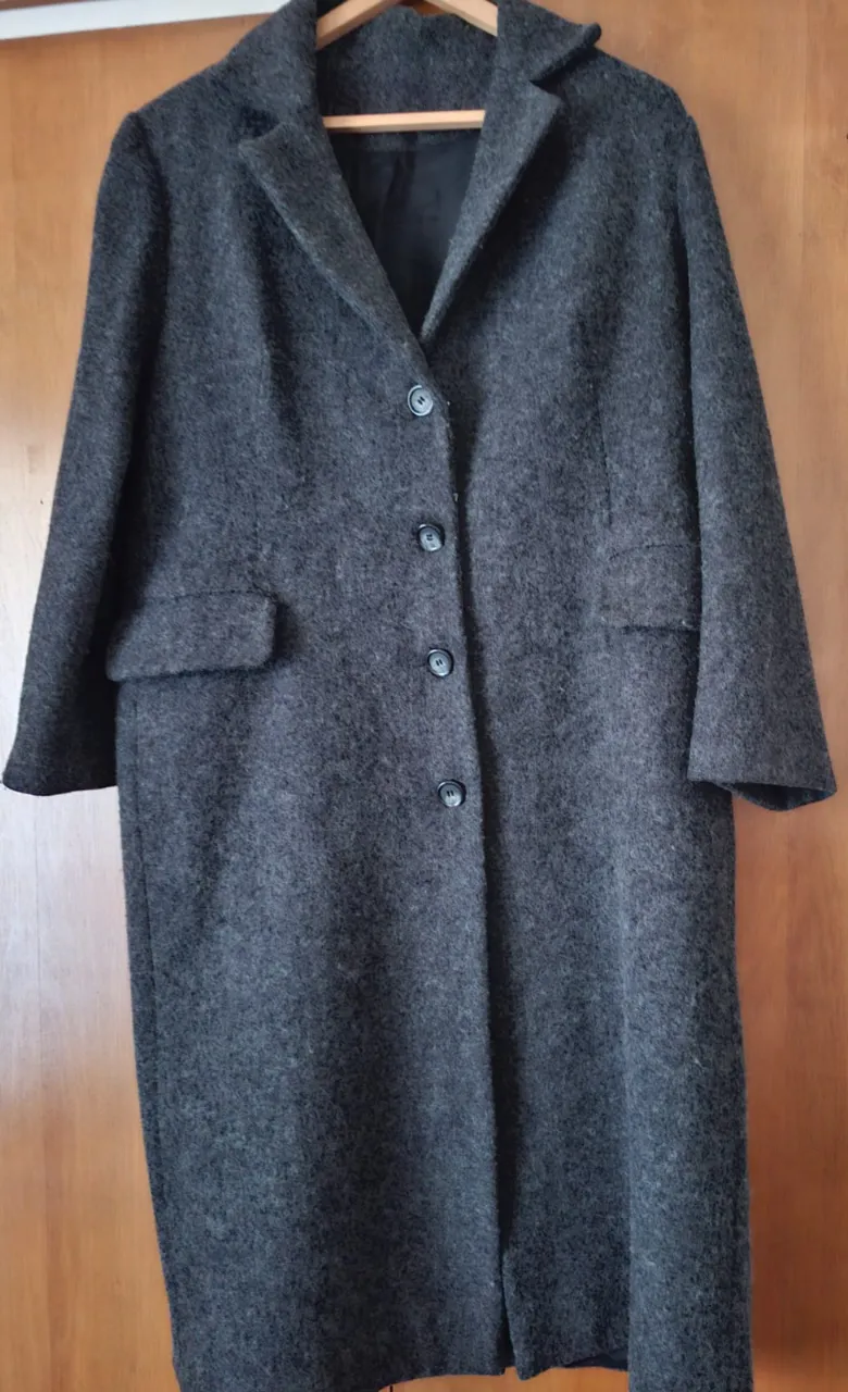tapado vintage
largo de paño gris oscuro, con botones y bolsillos talle S/M. 