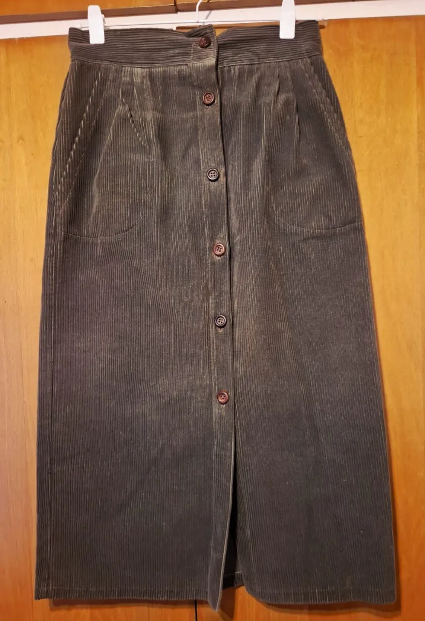 Pollera midi de corderoy gris con botones delanteros.