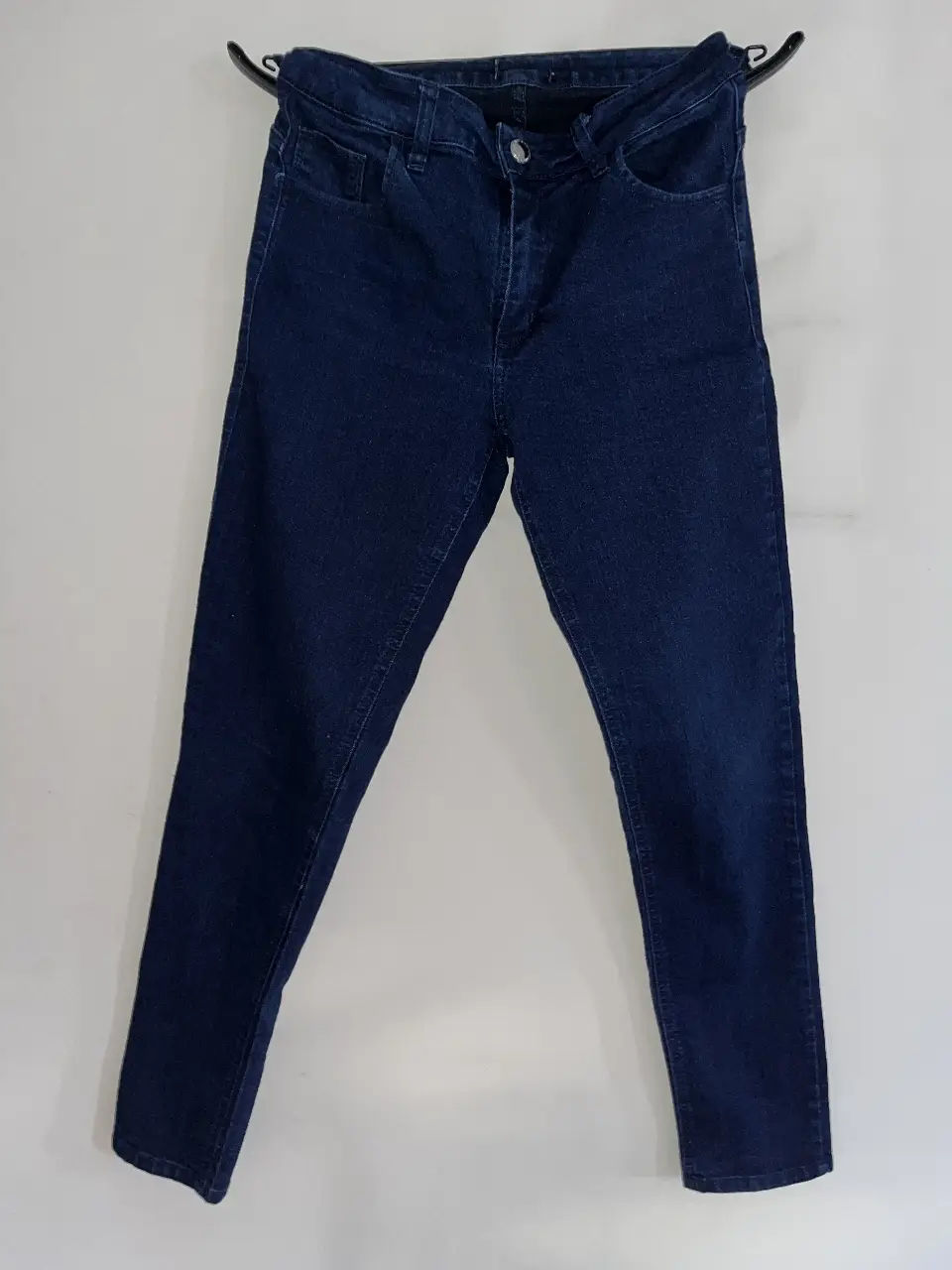 Color azul oscuro, tiro medio y corte skinny. Usado solo un par de veces, en excelente estado, sin detalles visibles. Tela con leve elasticidad y cómodo. Talle 38/40 – ideal para S/M. 