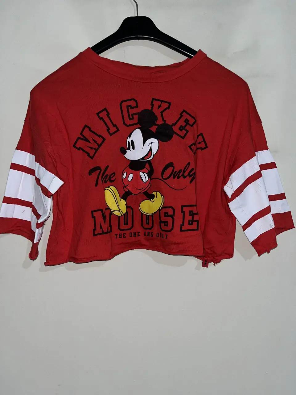 Remera crop top roja de manga corta con detalles en blanco. Estampado de Mickey Mouse. Talle 1/S. (Detalle de una sola manga, última foto)