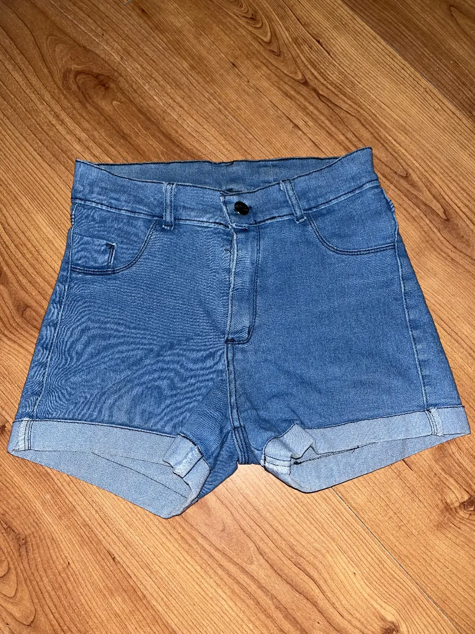 de jean azul claro, con ruedo doblado y corte clásico. Tiro medio y tela con leve elasticidad. Está en excelente estado, usado solo un par de veces, sin detalles. Talle 38/40. 