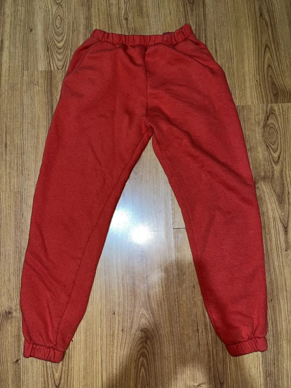 Pantalón de jogging rojo, Frizado con puño y bolsillos. Talle 38.