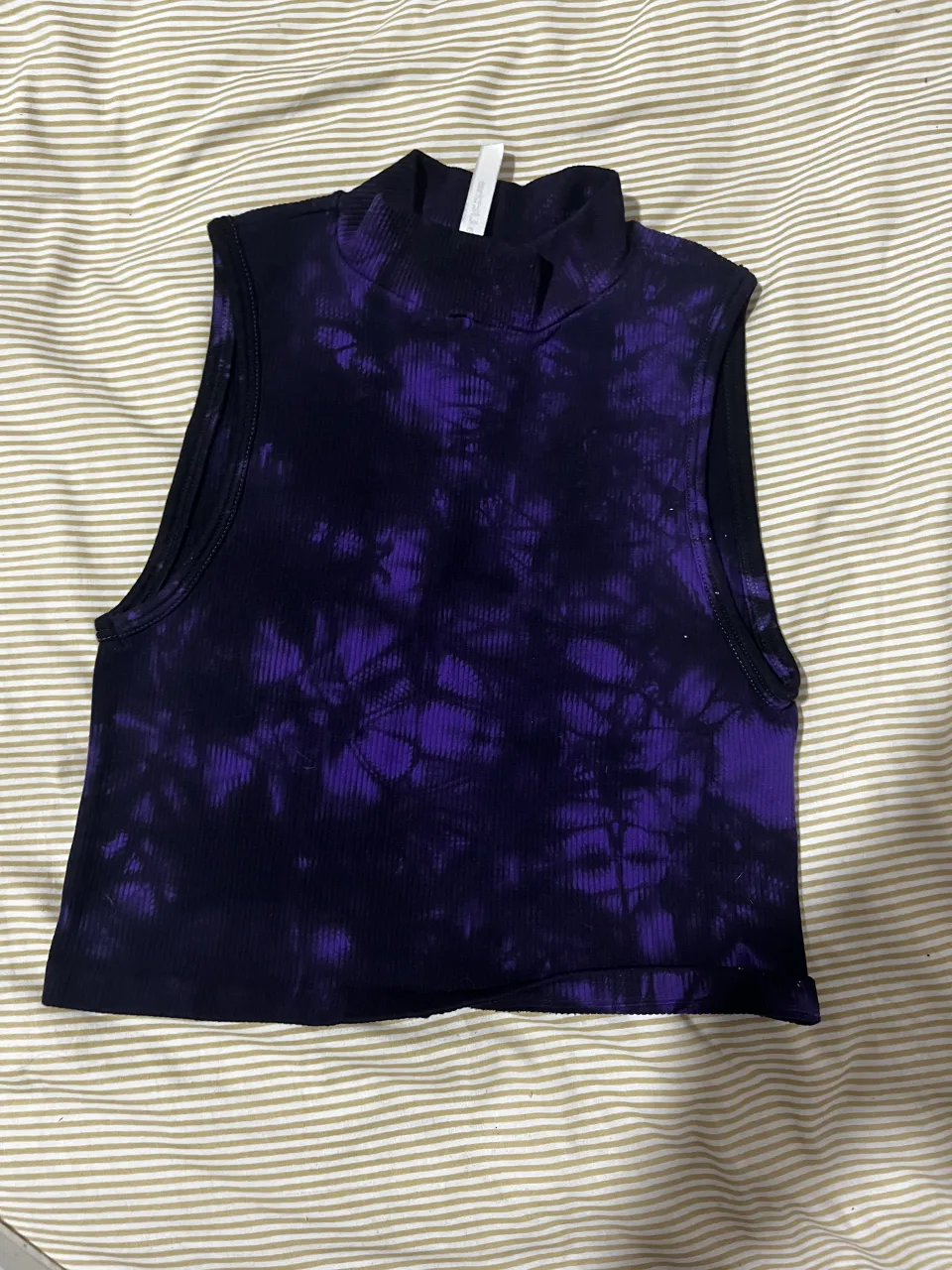 Musculosa crop con cuello alto y estampa tie dye en tonos violeta y negro.