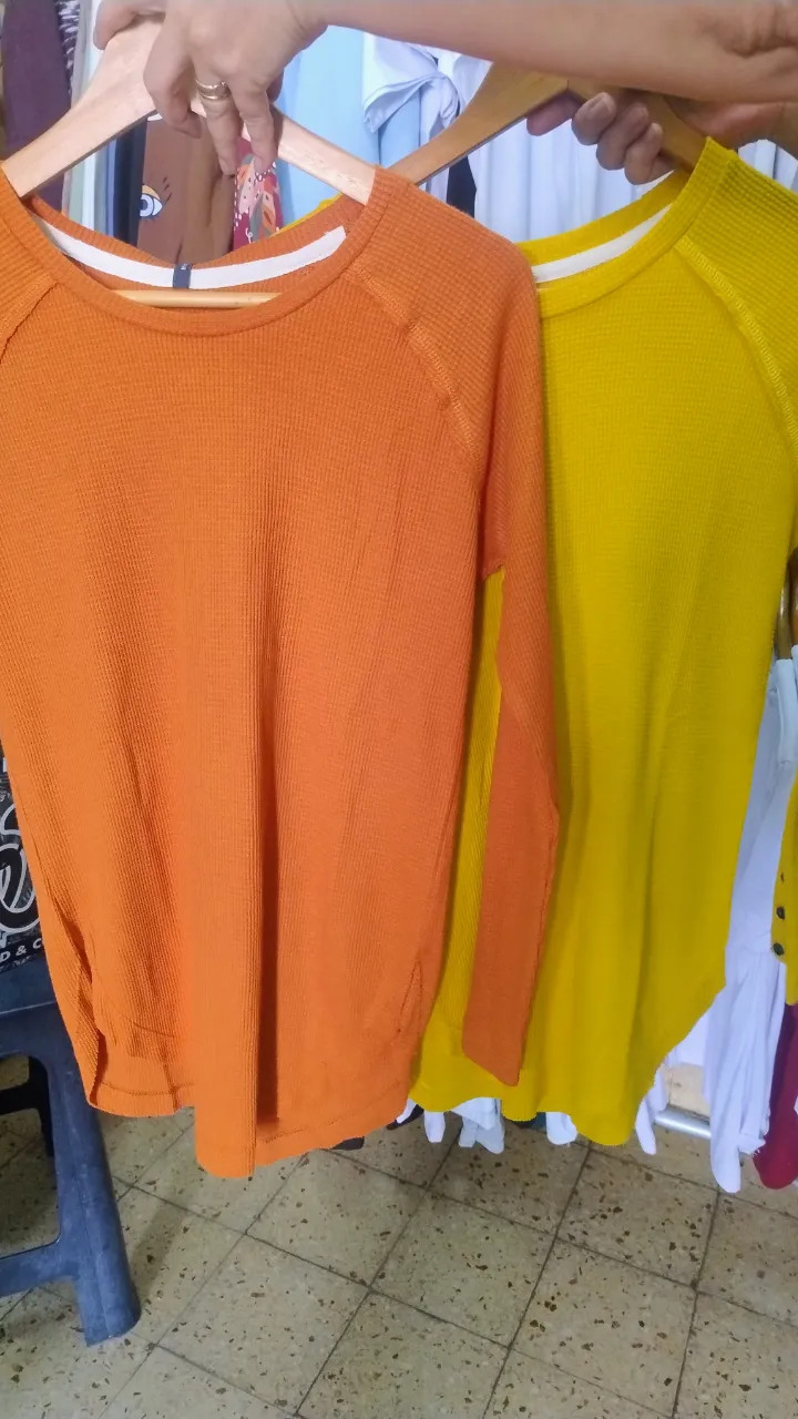 Remera manga larga de tejido waffle, cuello redondo. Disponible en naranja y amarillo. Talles S y M tela Waffle