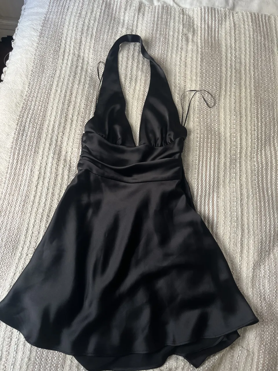 Vestido ZARA negro NUEVO SIN USO de seda con escote halter profundo y lazo en la cintura.