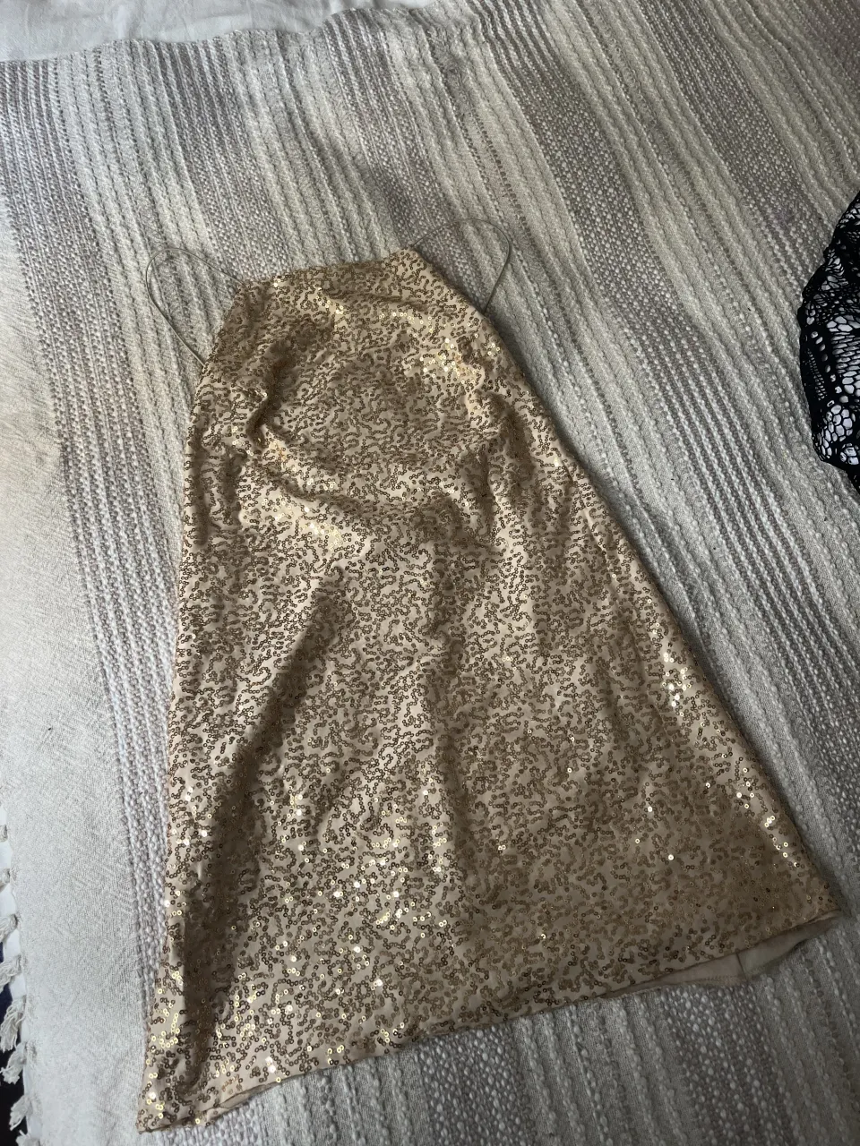 Vestido PAZ CORNÚ corto dorado con lentejuelas y tiras finas.