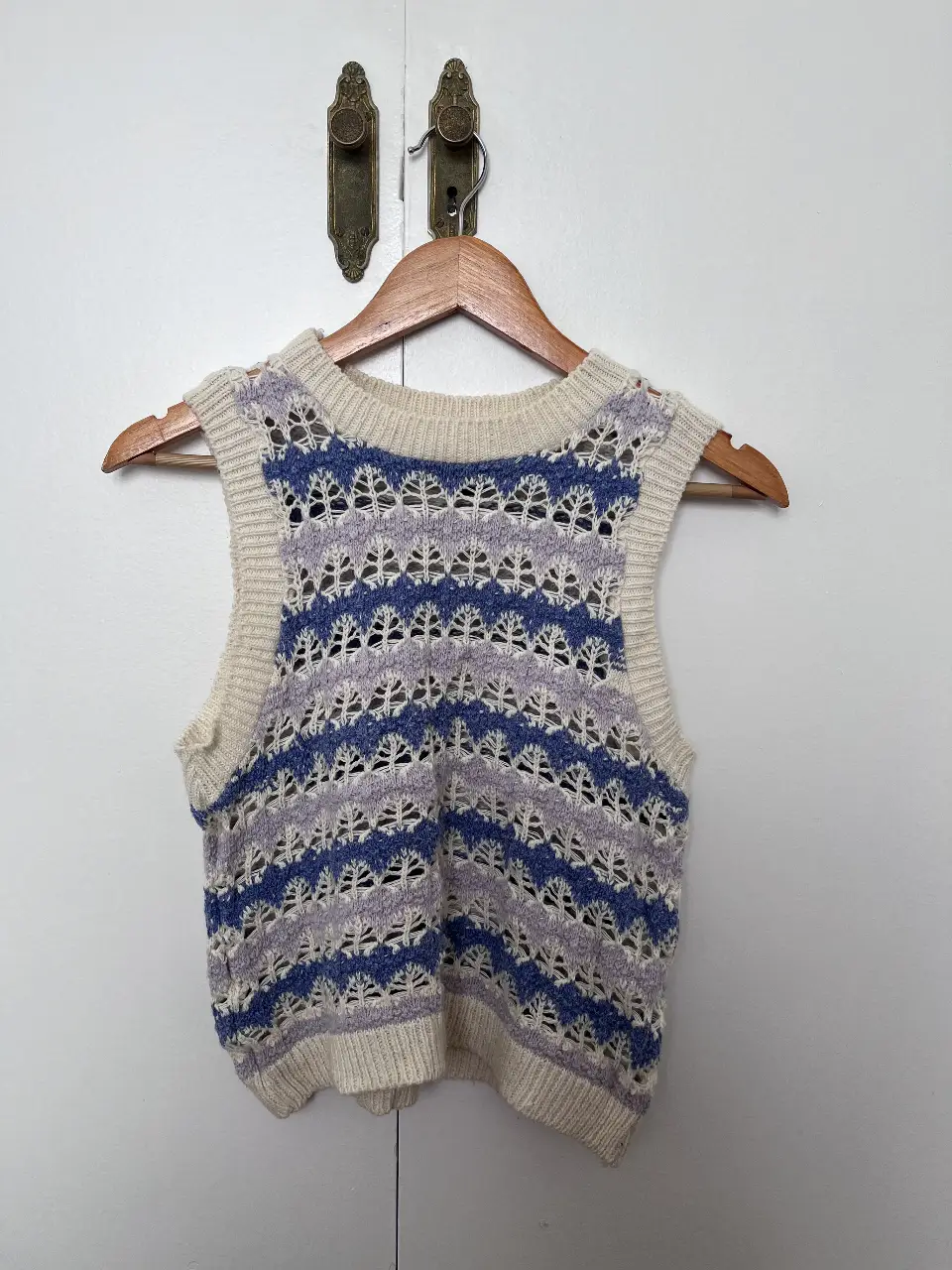 Chaleco tejido a crochet con diseño calado en tonos violeta lila l y blanco. Ideal para un look casual y fresco.