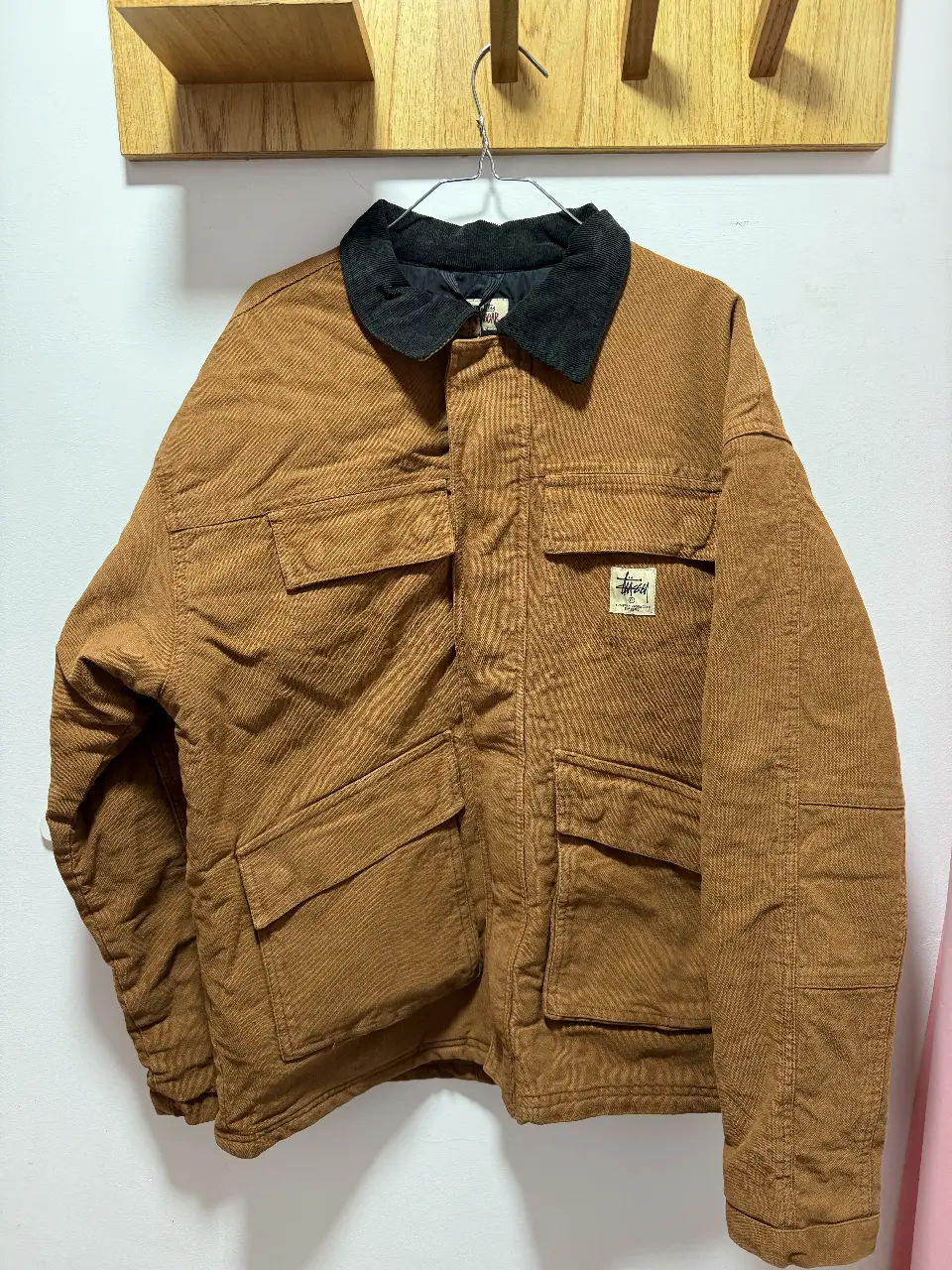Campera de hombre Stussy, modelo Washed Canvas Shop Jacket. Confeccionada en corderoy marrón con cuello negro. Posee múltiples bolsillos y etiqueta de la marca. Talle XXL.