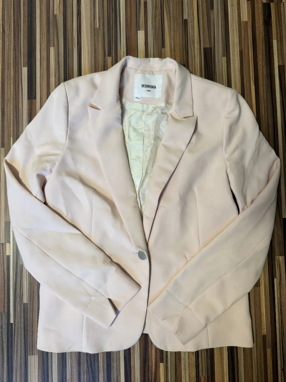 Blazer Desiderata color rosa claro, con un solo botón y forro interior. Ideal para un look elegante y moderno.