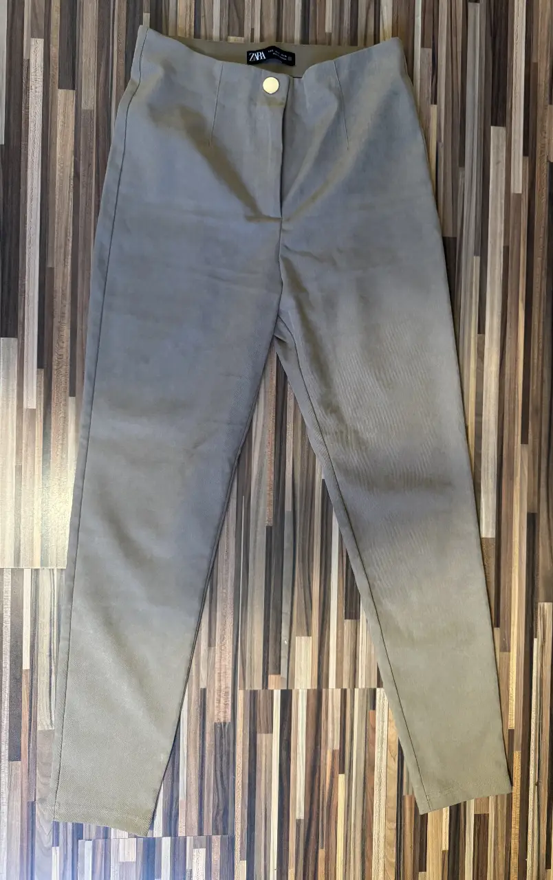 Pantalón sastrero de mujer, color beige, de la marca Zara. Talle S. Confeccionado en un material similar a la gabardina, con un botón dorado como detalle. Ideal para un look elegante y sofisticado.