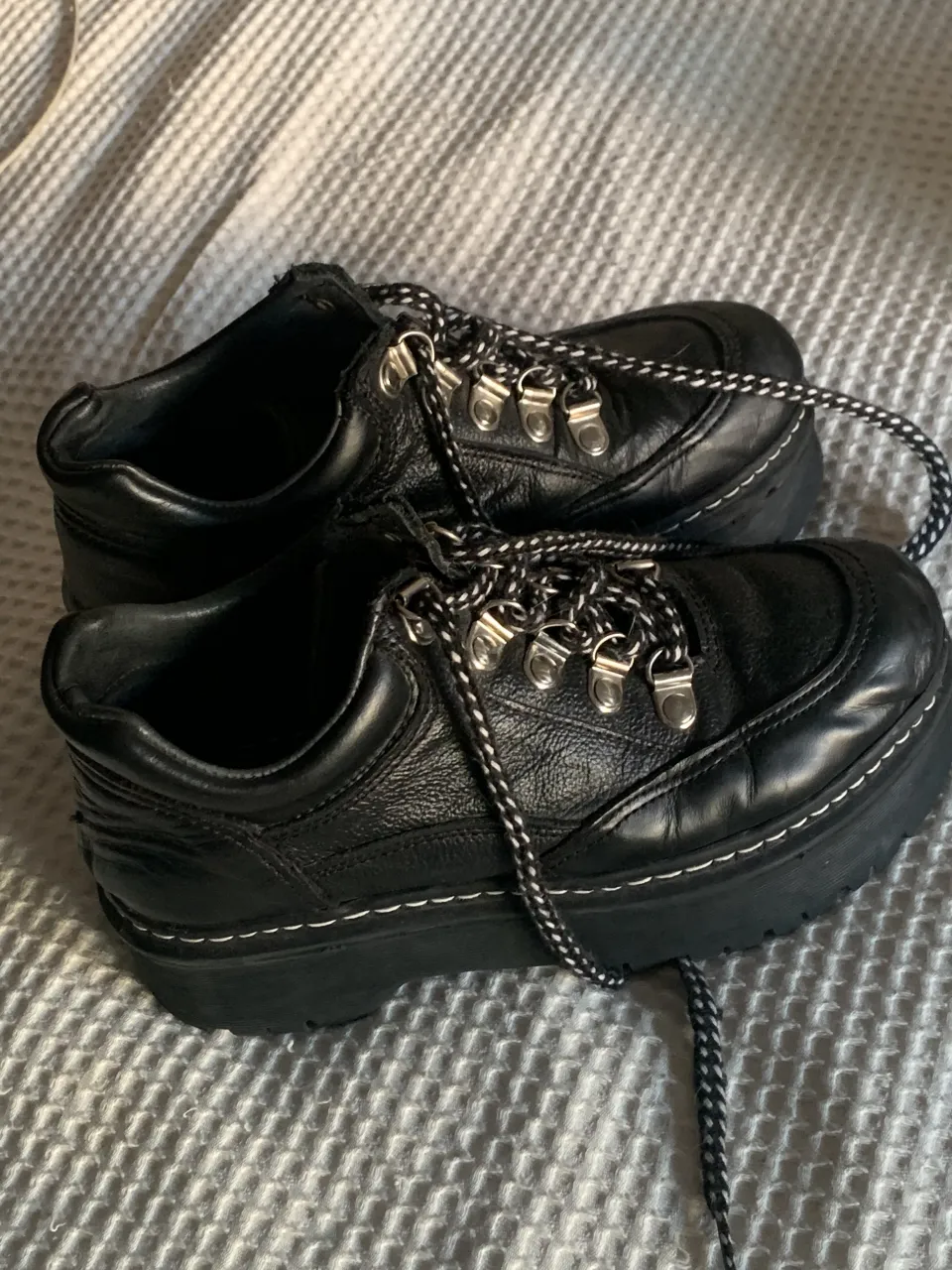 Botitas borcegos negras de cuero con cordones y suela track. 