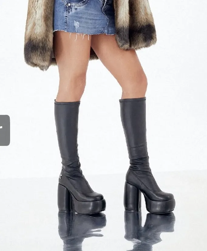 Botas de plataforma, caña alta y color negro. 