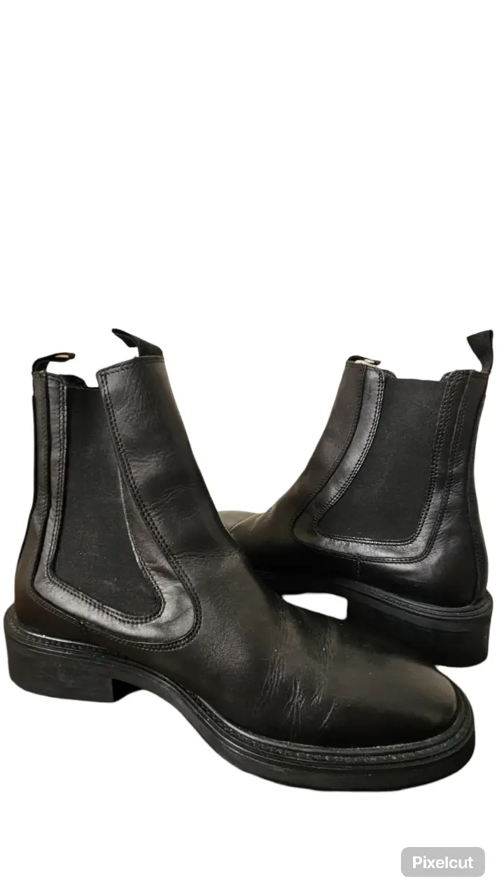 Botines de cuero negro para mujer. Diseño clásico y elegante, ideales para un look versátil.