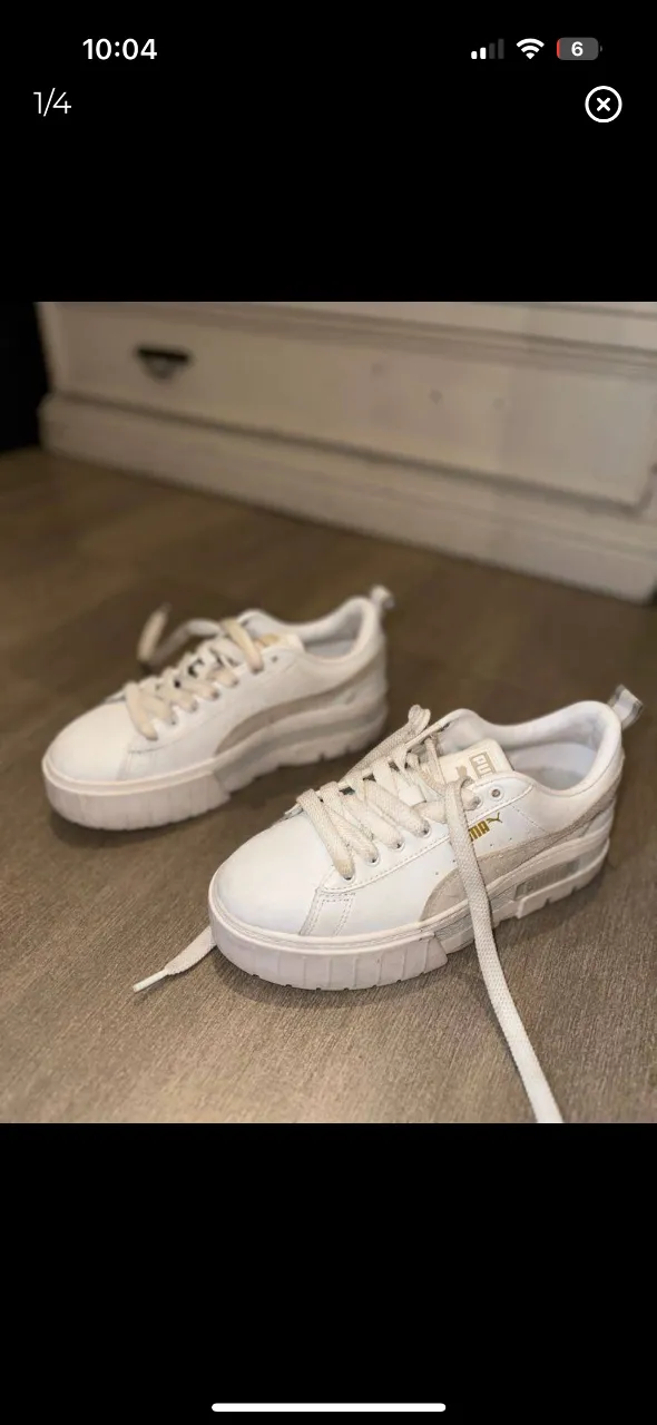Zapatillas Puma blancas con detalles en gris y beige. Diseño moderno y urbano, ideales para un look casual y cómodo. Tienen suela gruesa y detalles de la marca en dorado.