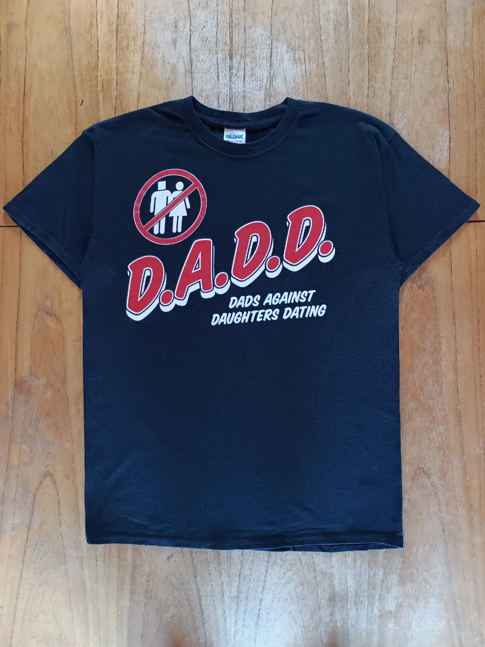 Remera D.A.D.D. Gildan Americana Vintage Negra ( Talle M )

Medidas 
Axila a Axila: 52cm
Hombros: 51cm
Largo: 70cm
Mangas: 17cm